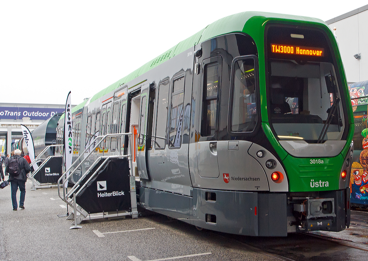 
Der Triebwagen 3018 der Stadtbahn Hannover welche von der üstra Hannoversche Verkehrsbetriebe AG betriben wird, ausgestellt auf der InnoTrans 2014 in Berlin (26.09.2014).

Der TW 3000 (Herstellerbezeichnung Zweiteiliger Hochflurgelenktriebwagen GTZ6-H) ein Stadtbahnfahrzeug der üstra Hannoversche Verkehrsbetriebe AG das ab 2013 von dem Konsortium aus Vossloh Kiepe, Alstom Transport und HeiterBlick hergestellt wird. Alstom Transport Deutschland baut die Fahrgestelle und Räder, Vossloh Kiepe die elektrische Ausstattung sowie HeiterBlick in Leipzig baut die Wagenkästen, die Endmontage findet auch in Leipzig statt.

Die TW 3000 werden nach und nach die verbliebenen TW 6000 ersetzen, die nach über 30 Jahren Betrieb das Ende ihrer wirtschaftlichen Nutzbarkeit erreicht haben. Die 39,8 Tonnen schweren Stadtbahnen sollen einen circa 15 Prozent niedrigeren Energiebedarf haben. Die vier Motoren haben eine Leistung von jeweils 125 kW. Die Fahrerarbeitsplätze erhalten Memorysitze, die sich bei jedem Fahrer automatisch auf dessen Größe und Gewicht einstellen. Als Innovation wird es ein farbiges Lichtkonzept geben, das drei verschiedene Beleuchtungen ermöglicht: eine wärmende gelbe Farbe für kühle Tage, ein kühles Blau für warme Tage und ein beruhigendes Grün für Veranstaltungsverkehre.

Technische Daten:
Spurweite: 1.435 mm
Achsanordnung: Bo’2’Bo’
Bauart : Hochflurgelenktriebwagen
Ausführung:  Zweirichtungswagen
Fahrzeuglänge: 25.160  mm
Fahrzeugbreite: 2.650  mm
Fahrzeughöhe: 3.750  mm
min. Gleisradius: 23 m
Motorleistung: 4 x 125 kW = 500 kW
Höchstgeschwindigkeit: 80 km/h
Nennspannung:  600 / 750 V DC 
Sitzplätze: 54
Stehplätze (4 p/m²): 113

