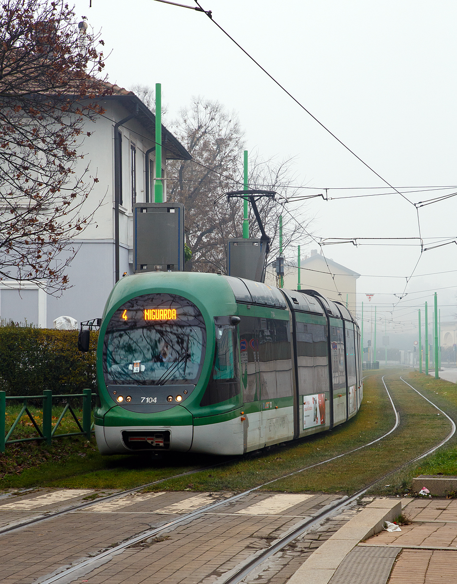 Der Triebwagen 7104 ein AnsaldoBreda  Sirio  der Mailänder Verkehrsgesellschaft Azienda Trasporti Milanesi (ATM) erreicht am 28.12.2015 als Linie 4 bald die Station Ospedale Maggiore (Niguarda).

Der AnsaldoBreda Sirio ist ein Niederflur-Gelenk-Straßentriebwagen des italienischen Herstellers AnsaldoBreda (heute Hitachi Rail Italy), welches in mehreren europäischen Städten in Betrieb ist. Für die ATM in Mailand wurden zwischen 2002 und 2009 von AnsaldoBreda in Neapel 48 dieser Einrichtungsfahrzeuge geliefert, die bei der ATM als Baureihe 7100 geführt werden. Sie sind komplett niederflurig, mit einer Bodenhöhe von 350 mm, ausgeführt. Die Mailänder Serie 7100 ist siebenteilig und 35,35 m lang, der erste, dritte, fünfte und siebte Wagenkasten ruhen jeweils auf einem Drehgestell, der zweite, vierte und sechste Wagenkasten sind als Laufwerksloses schwebendes Mittelteil (Sänfte) ausgeführt. 

TECHNISCHE DATEN:
Spurweite: 1.435 mm
Achsformel: Bo' 2' 2' Bo'
Stromsystem: 550 bis 600 V DC (=)
Baujahre:  2002 bis 2009
Gebaute Stück:  48 
Hersteller: AnsaldoBreda (heute Hitachi Rail Italy)
Länge über alles: 35.350 mm
Achsabstand im Drehgestell: 1.700 mm
Lauf- und Treibraddurchmesser: 660 mm
Breite: 2.400 mm
Höhe: 3.414 mm
Eigengewicht: 41,6 t
Sitzplätze: 71
Stehplätze: 214
Fußbodenhöhe: 350 mm
Leistung: 4 x 106 kW (424 kW)
Höchstgeschwindigkeit: 70 km/h
Niederfluranteil: 100 %

Ähnlich sind die Fahrzeuge der ATM Baureihe 7500 und 7600, diese sind fünfteilig und entsprechend kürzer. 
