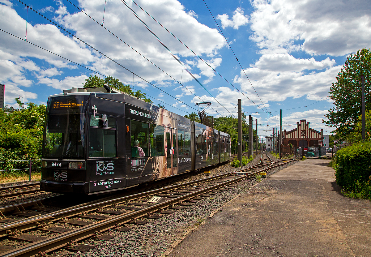 
Der Triebwagen 9474 der SWB (Stadtwerke Bonn Verkehrs GmbH) fährt am 30.05.2020 von Bonn-Beuel Bahnhof, als Linie 62 weiter nach Oberkassel. Der Zweirichtungs- Niederflur-Gelenktriebwagen ist ein 1993 gebauter DUEWAG-Niederflurwagen vom Typ MGT6D der Bauart NGT6 (6xGlNfTwZR), von der SWB als Typ R1.1 bezeichnet.

Da sich die Strecken nach Dottendorf und Graurheindorf (Auerberg) schlecht für eine Umstellung auf Stadtbahnbetrieb eignen, verfolgten die SWB die Entwicklung der Niederflurtechnik mit großem Interesse. Neben Düsseldorf und Mannheim erhielt man 1991 einen der Prototypen der vom VÖV konzipierten Niederflur-Stadtbahn 2000. Insbesondere die ehrgeizige Technik mit selbstlenkenden Einzelrad-Einzelfahrwerken (EEF) konnte nicht überzeugen. 

Stattdessen wurden 1994 insgesamt 24 Siemens/Düwag R1.1 (NGT6)-Niederflurstraßenbahnwagen mit konventionellen Antriebsdrehgestellen und Einachslaufwerken im Mittelteil beschafft, die seither alle Straßenbahnlinien bedienen. Die Straßenbahnwagen wurden wie bei den meisten Stadtbahnwagen mit neuen orangen LED-Anzeigetafeln und Kundeninformationssystemen ausgestattet, so dass nun auch im Fahrzeuginneren die Ankunft an den nächsten Stationen sowie an der Endhaltestelle ablesbar ist. 

Bis heute haben die R1.1 Triebwagen keine Nachfolger. Da sie sich nach reichlich 20 Jahren Einsatzzeit aber bereits in einem verbrauchten Zustand befinden der die Triebwagen zudem sehr wartungsintensiv macht, sollte in nicht allzu ferner Zukunft mit Ersatz für diese Serie gerechnet werden.

TECHNISCHE DATEN:
Spurweite: 1.435 mm
Bauart: 6xGlNfTwZR
Achsfolge: Bo'+1'1'+Bo'
Gesamtlänge: 28.570 mm  
Wagenkastenbreite : 2.400 mm
Niederfluranteil: ca. 65 %
Sitzplätze: 72
Stehplätze: 97(4 Pers/m²)
Netzspannung:  750 V DC Oberleitung
Leistung: 4 x 105 kW
Höchstgeschwindigkeit: 70 km/h