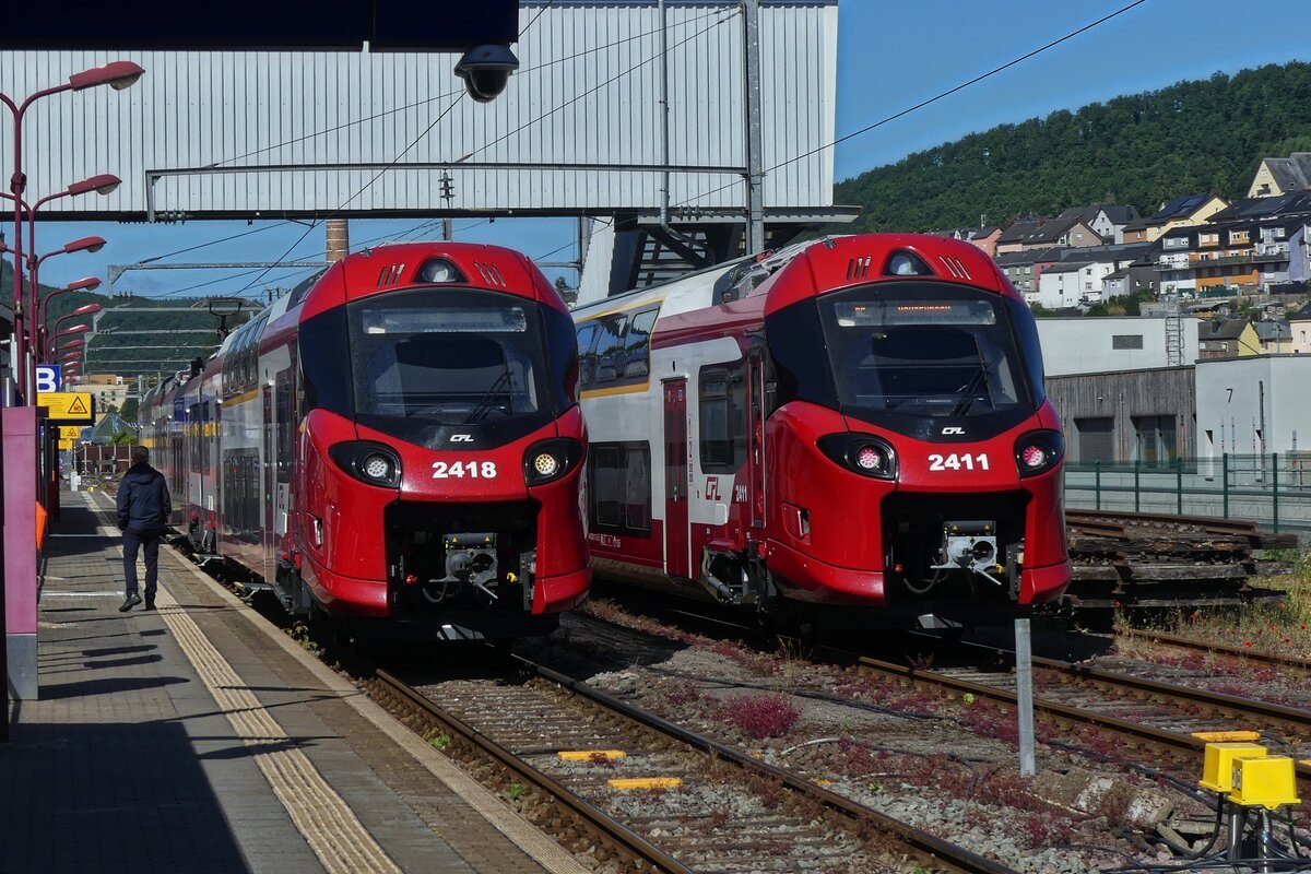 Der Triebzug 2411 kommt gerade aus Kautenbach in den Bahnhof Wiltz eigefahren, daneben steht Triebzug 2418 der gleich in Richtung Kautenbach abfahren wird. 24.6.2025