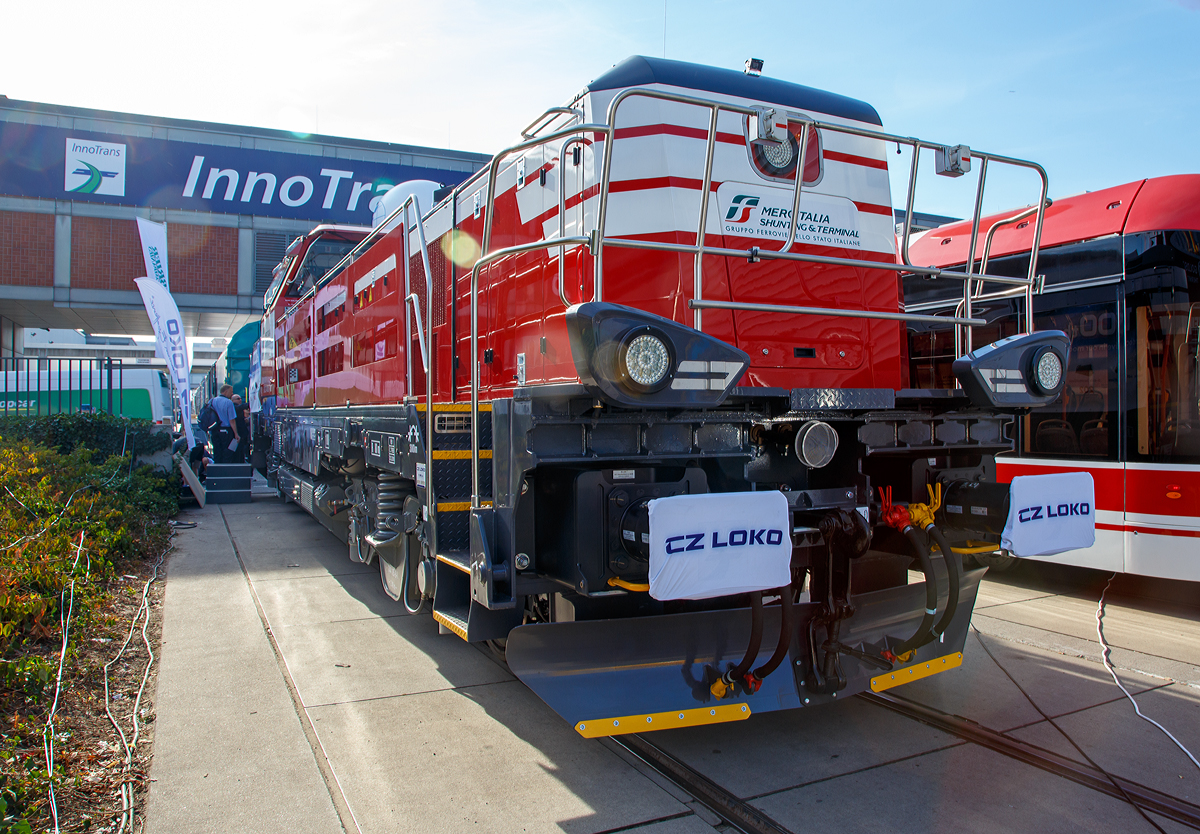 
Der tschechische Hersteller CZ LOKO a.s. präsentierte auf der Inno Trans 2018 in Berlin (hier 18.09.2018) mit der 92 83 2744 005-5 IT-MIST der Mercitalia Shunting&Terminal (eine Tochtergesellschaft der FS), seine dieselelektrische Rangier- und Verschiebelokomotive vom Typ EffiShunter 1000. Leider hier etwas im Gegenlicht.

Der Antrieb der Lokomotive erfolgt durch einen Dieselmotor der einen Generator antreibt, der erzeugte Wechselstrom treibt dann die vier asynchronen Fahrmotoren an welche wiederum einzeln alle vier Radsätze antreibt. 

Die Lokomotive hat zwei zweiachsigen Drehgestellen mit Einzelantrieb aller Radsätze. Die Fahrmotoren sind mit Wälzlagern an den Achsen aufgehängt. Die Antriebseinheit befindet sich in der Fronthaube der Lok und besteht aus dem Caterpillar-Dieselmotor CAT C13 und dem Siemens-Traktionsgenerator. Unter der vorderen Haube sind auch die meisten Hilfsantriebe, Motorkühlblock und die Pneumatikeinheit. Die Heckhaube enthält elektrische Schalttafeln und den elektrodynamischen Bremsblock. Die Leistungsregelung und -steuerung der gesamten Lokomotive wird durch das Steuersystem von MSV Elektronik mit Tempomat Funktion und Ferndiagnose mittels GSM- und GPS-Technologien sichergestellt. Die Lokomotive ist mit einer DAKO-Luftbremse und einer Feststellbremse ausgestattet.
                                                                                                                                                                                                                    
Technische Daten:
Spurweite:  1.435 mm (Normalspur)
Achsformel:  B'o B'o
Länge über Puffer: 16.400 mm
Drehzapfenabstand: 8.500 mm
Achsabstand in den Drehgestellen: 2.400 mm
Dienstgewicht:  80 t
Höchstgeschwindigkeit:  100 km/h 
Kleister befahrbarer Gleisbogen: R = 80 m
Motorleistung:  895 kW
Anfahrzugkraft:  267 kN