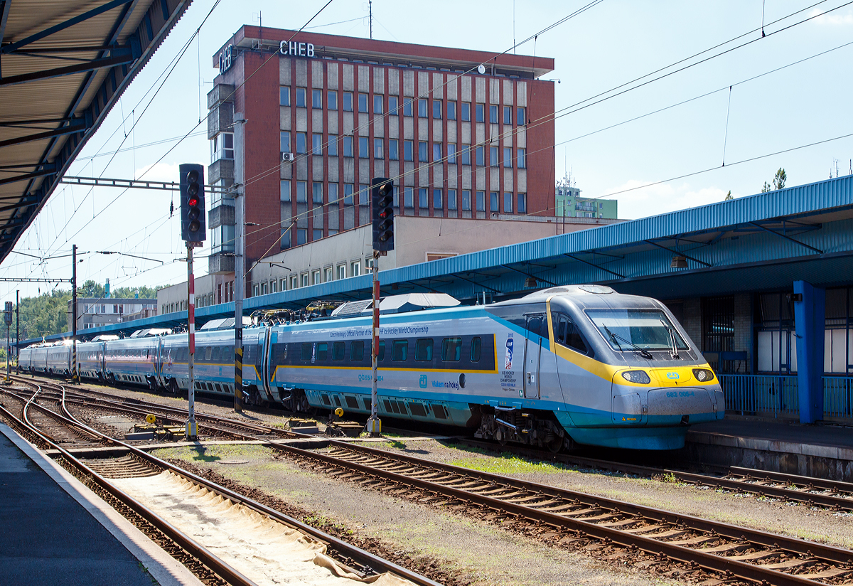Der tschechische Pendolino 682 005-4 / 681 005-5 der ČD (Česk� dr�hy) f�hrt als SC 512 (SuperCity), der Verbindung  Bohum�n (deutsch Oderberg) - Prag - Franti�kovy L�zně (deutsch Franzensbad), am 01.07.2015 vom Bahnhof Cheb (Eger) weiter in Richtung Franti�kovy L�zně.

SuperCity bzw. SC Pendolino ist die schnellste und hochwertigste Zugkategorie der ČD.

Die ČD-Baureihe 680 „Pendolino „ ist ein siebenteiliger elektrischer Neigetechnik-Triebzug der ČD, die von Alstom Ferroviaria gebaut wurden. Der Pendolino  basiert auf den ETR 470, und ist eine Mehrsystemtriebzug f�r die Stromsysteme 3 kV DC, 15 kV 16,7 Hz AC sowie 25 kV 50 Hz AC. Aufgrund nicht vorhandener Hochgeschwindigkeitsstrecken verkehren die Z�ge, die f�r 230 km/h zugelassen sind, in Tschechien derzeit lediglich mit einer H�chstgeschwindigkeit von 160 km/h. 

Technische Daten:
Gebaute Anzahl: 7
Spurweite: 1.435 mm (Normalspur)
Achsformel: (1A)’(A1)’+2’2’+(1A)’(A1)’+2’2’+(1A)’(A1)’+2’2’+(1A)’(A1)’
Spurweite: 	1435 mm (Normalspur)
L�nge: 185.300 mm
Breite: 2.800 mm
Kleinster bef. Gleisbogen: R 150 m
Leergewicht: 384,0 t
H�chstgeschwindigkeit: 160 km/h (230 km/h techn. M�glich)
Stundenleistung:  4.000 kW
Dauerleistung: 3.920 kW
Anfahrzugkraft: 200 kN
Stromsystem: 3 kV DC / 15 kV 16,7 Hz AC / 25 kV 50 Hz AC
Anzahl der Fahrmotoren: 8
Sitzpl�tze: 	331
