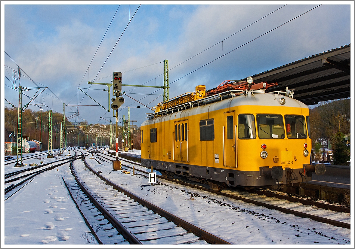 Der Turmtriebwagen 701 142-2 der HWB - Hochwaldbahn, Hermeskeil fährt (oder besser knattert) am 28.01.2013 durch den Bahnhof Betzdorf/Sieg in Richtung Köln.

Ob er wohl in seiner alten Heimat war, denn bis zur Ausmusterung bei der DB am 15.12.2006 war die Einsatzstelle Bw Siegen.
Der Turmtriebwagen wurde 1971 bei WMD in Donauwörth unter der Fabriknummer 1556 gebaut.


Die Turmtriebwagen der DB-Baureihen 701 sind eine Serie von Bahndienstfahrzeugen der Deutschen Bundesbahn.

In den 1950er Jahren wurde das Netz der Deutschen Bundesbahn zunehmend elektrifiziert. Damit entstand ein Bedarf an Fahrzeugen zur Installation und Instandhaltung der Fahrleitung. Deshalb beschaffte die Deutsche Bundesbahn insgesamt 167 überwiegend zweimotorige moderne Wartungsfahrzeuge für diesen Zweck. Der VT 55 (ab 1968 Baureihe 701) entstand auf Basis des Schienenbusses VT 98 (ab 1968 Baureihe 798). Hersteller war die Waggon- und Maschinenbau GmbH in Donauwörth.

Zwischen den Führerständen befindet sich ein 26 m² großer Aufenthaltsraum mit einer Werkstatt. Dort sind Regale, eine Werkbank sowie eine Sitz- und Waschgelegenheit montiert, auch der Zugang zur Kanzel zur Beobachtung der Fahrleitung befindet sich dort. Die einzige Änderung des Wagenkastens im Vergleich zur BR 798 ist die Erhöhung des Daches.

Auf dem Dach befindet sich ein Stromabnehmer zur Erdung und Prüfung der Fahrleitung. Das Dach wird fast vollständig von einer hydraulisch heb- und schwenkbaren Arbeitsbühne bedeckt. Die Arbeitsbühne kann mit bis zu 300 Kilogramm beladen werden. Auch eine Beobachtungskanzel und Suchscheinwerfer wurden auf dem Dach angebracht.

Technische Daten:
Achsformel:  701: AA
Spurweite:  1435 mm (Normalspur)
Länge über Puffer:  13.950 mm
Dienstmasse:  24,6 t
Höchstgeschwindigkeit:  90 km/h
Installierte Leistung:  2 × 110 kW
Kupplungstyp:  Schraubenkupplung
