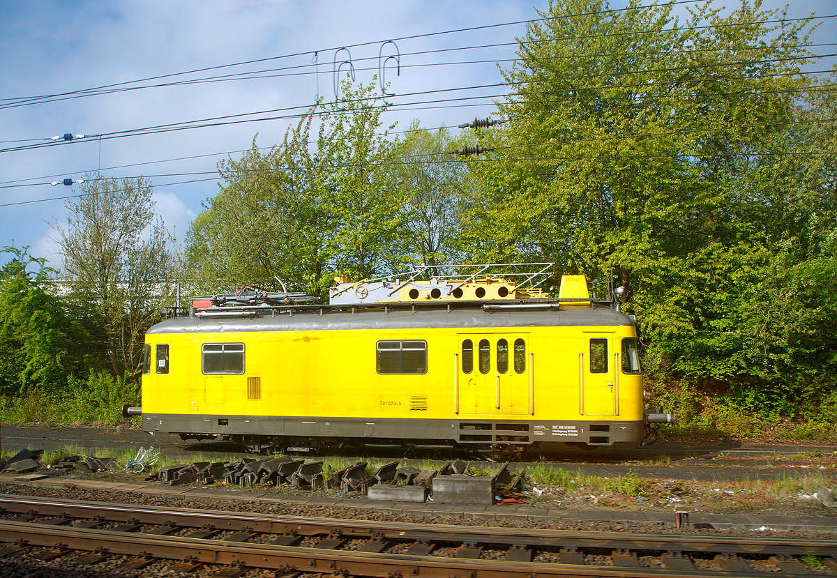 
Der Turmtriebwagen DB 701 073-9, ex DB Essen 6218, am 06.05.2017abgesellt beim Bahnhof Kassel-Wilhelmshöhe (aufgenommen aus einem Zug heraus).

Der Turmtriebwagen wurde 1963 von der Waggon- und Maschinenbau GmbH Donauwörth (WMD)  unter der Fabriknummer 1490 gebaut.