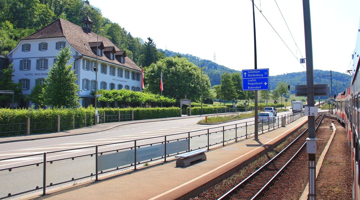 Der untere Teil der Pass-Strasse auf den Oberen Hauenstein ist von prächtigen Wirtshäusern und Lokalen gesäumt, wie hier - aus dem Zug mit Triebwagen 15 aufgenommen - in Bad Bubendorf. 22.Juni 2017 