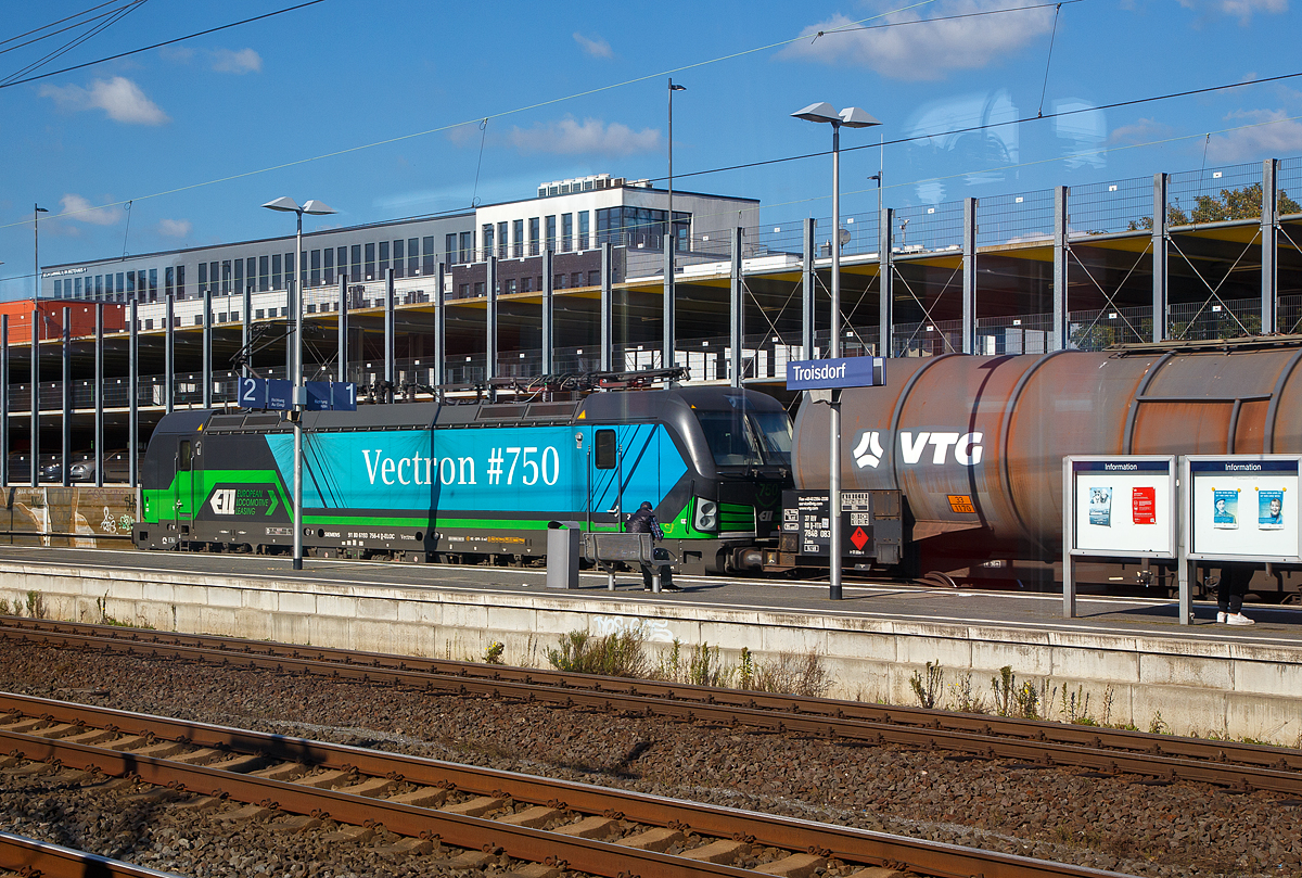 Der Vectron #750, die an die RTB CARGO GmbH vermietete Siemens Vectron MS der ELL - European Locomotive Leasing (Wien) 193 756 (91 80 6193 756-4 D-ELOC) fährt am 08.10.2021 mit einem Ethanol-Kesselwagenzug, über die Siegstrecke kommen durch den Bahnhof Troisdorf in Richtung Köln. Aufnahme aus einem Zug heraus.

Die Siemens Vectron MS wurde 2019 von Siemens Mobilitiy in München-Allach unter der Fabriknummer 22683 gebaut und an die ELL, den Vectron Kunden, geliefert. Es war der 750. Vectron der von Siemens gebaut wurde.