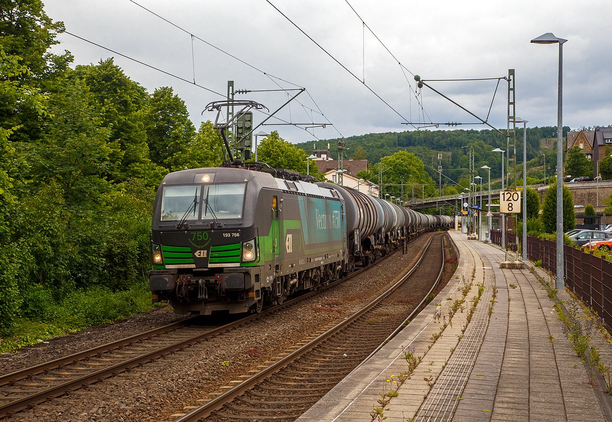 Der Vectron #750...
Die an die RTB CARGO GmbH vermietete Siemens Vectron MS der ELL - European Locomotive Leasing (Wien) 193 756 (91 80 6193 756-4 D-ELOC) fährt am 07.06.2022 mit einem Kesselwagenzug durch den Bahnhof Kirchen (Sieg) in Richtung Köln. 

Die Siemens Vectron MS wurde 2019 von Siemens Mobilitiy in München-Allach unter der Fabriknummer 22683 gebaut und an die ELL, den Vectron Kunden, geliefert. Es war der 750te Vectron der von Siemens gebaut wurde.