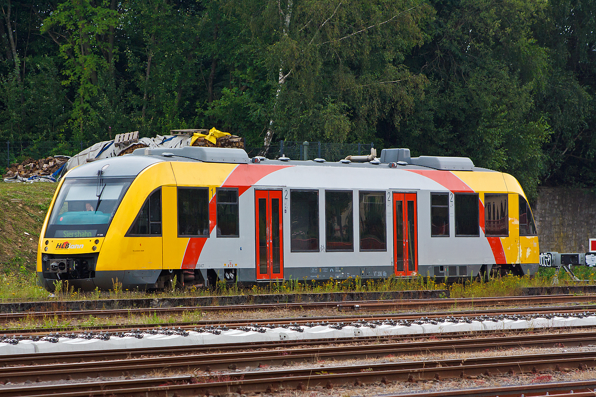 
Der Vectus VT 206 ABp (95 80 0640 106-0 D-VCT) im HLB-Design steht am  02.08.2014 beim Bahnhof Siershahn (Westerwald). 

Der Alstom Coradia LINT 27 wurde 2004 von Alstom in Salzgitter (ehem. LHB) unter der Fabriknummer 1187-006 gebaut.