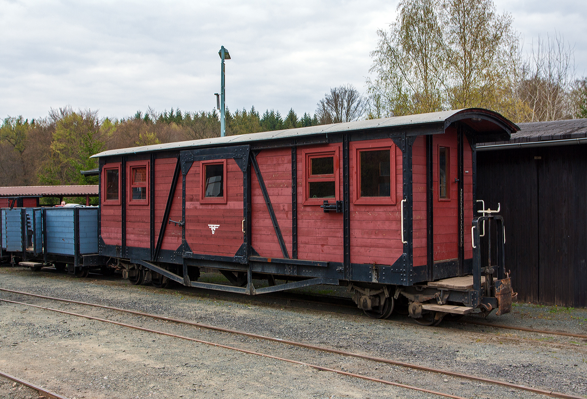 Der vierachsige 600 mm FGF Drehgestell-Personenwagen Nr. 107, ex Wirsitzer Kreisbahn, vom Feld- und Grubenbahnmuseum Fortuna am 16.04.2011 in Solms-Oberbiel. Eine Besonderheit ist die fest mit dem Drehgestell verbundene Einstiegs- bzw. Bremser-Plattform, so schwenkt diese mit aus.

Der Wagen stammt von der ehemaligen Wirsitzer Kreisbahn (polnisch Wyrzyskie Koleje Powiatowe, diese war eine Schmalspurbahn mit einer Spurweite von 600 mm, im Kreis Wirsitz in der damaligen preußischen Provinz Posen (ab 1921 Powiat Wyrzysk in der Woiwodschaft Posen).
