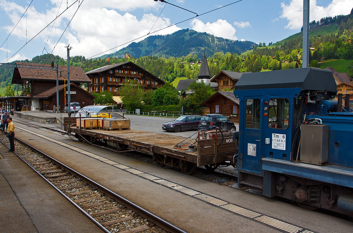 Der vierachsige Flachwagen Baudienst X 46 (ex Rko 822, Baujahr 1914) der MOB (Montreux–Berner Oberland-Bahn) gekuppelt an der MOB Tm 2/2 No. am 28.05.2012 im Bf Saanen.

TECHNISCHE DATEN (Wagen X46):
Hersteller: MOB (1992 Umbau) / SWS (1914 als Rko 822)
Spurweite: 1.000 mm
Anzahl der Achsen: 4
Länge über Puffer: 14.500 mm
Drehzapfenabstand: 8.960 mm
Achsabstand im Drehgestell: 1.600 mm
Laufraddurchmesser: 750 mm (neu)
Breite: 2.700 mm
Höhe: 3.500 mm
Höchstgeschwindigkeit: 50 km/h 
Eigengewicht: 9.560 kg
Max. Ladegewicht: 15 t
Ladefläche: 32,0 m²	
