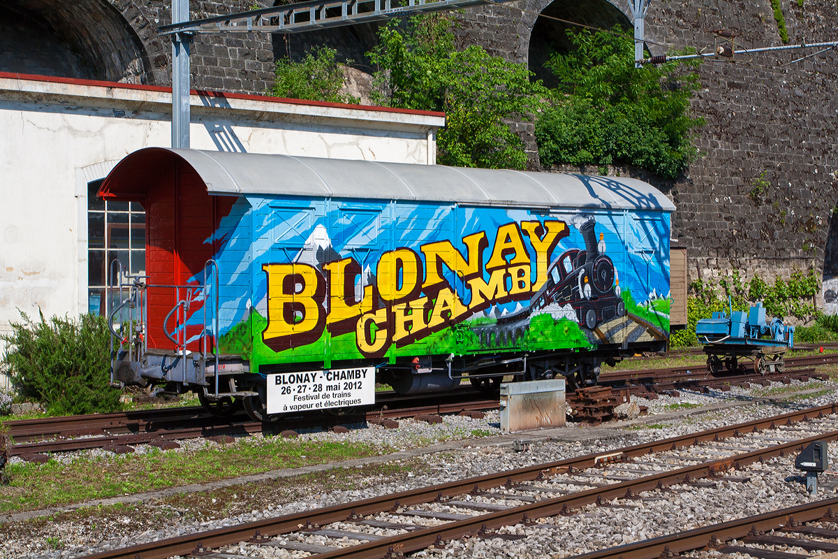 Der vierachsige gedeckte Güterwagen GMF K 672 (der Werbewagen der Museumsbahn Blonay-Chamby, tpf Gak 672, ex GMF K 672, ist am 26.05.2012 beim Bahnhof Vevey abgestellt.

Der ursprüngliche Wagen mit einer offenen Plattform wurde 1919 von SWS (Schweizerische Wagons- und Aufzügefabrik AG) gebaut und 1955 von den Werkstätten der GMF (Chemins de fer fribourgeois Gruyère–Fribourg–Morat) selbst, unter Verwendung von Teilen des OM 930, umgebaut. Im Jahr 2012 ging er von der tpf (Transports publics fribourgeois) an die Museumsbahn.

TECHNISCHE DATEN:
Typ: K4
Baujahr: 1919 / 1955
Hersteller: SWS / GMF
Spurweite: 1.000 mm (Meterspur)
Achsanzahl: 4 (Achsfolge 2'2')
Länge über Puffer: 10.390 mm
Rahmenlänge: 9.390 mm
Drehzapfenabstand: 5.300 mm
Achsabstand im Drehgesell: 1.200 mm
Eigengewicht: 9.800 kg
Nutzlast: 15.000 kg
