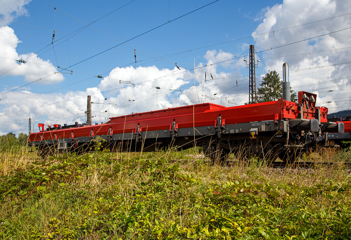 Der vierachsige Kranauslegerschutzwagen für KRC 1200 - 785 002 - UIC-Nr. 99 80 9370 074-3 D-DB der DB Netz AG zum Eisenbahnkran KRC 1200 (732 002) steht am 02.09.2020 in Niederlahnstein. Nach der Entgleisung eines Kesselwagenzuges am 30.08.2020 waren hier die Aufräumarbeiten im vollen Gange.

Der Wagen ist dem KRC 1200 Notfallkran 732 002  Mammut  (Schweres Nebenfahrzeug Nr. D-DB 99 80 9 471 002-2) zugeordnet. Der Wagen ist ein ehemaliger Wagen der Gattung Res und wurde von Kirow zum Kranauslegerschutzwagen umgebaut.

Technische Daten:
Spurweite: 1.435 mm
Länge über Puffer: 19.900 mm
Drehzapfenabstand: 16.700 mm
Äußerer Achsabstand: 18.500 mm
Achsabstand im Drehgestell: 1.800 mm
Eigengewicht: 23.200 kg
Max. Zuladung: 54.5 t
