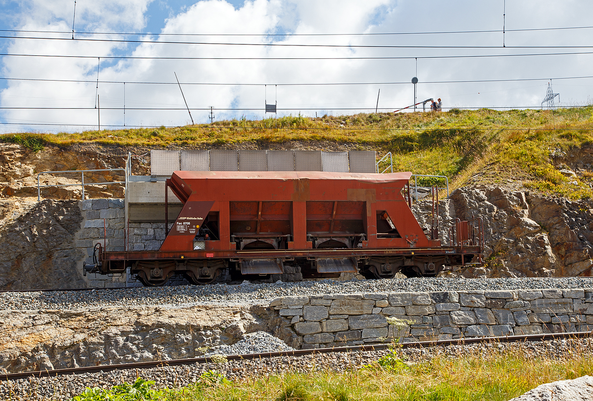 Der vierachsige Selbstentladewagen /Schwerkraftentladewagen Fac 8708, ex Fad 8708, am 06.09.2021 abgestellt in Ospizio Bernina.

Mit den Schwerkraftentladewagen der RhB transportieren Sie problemlos Ihre Sch�ttg�ter wie Kies, Sand etc. auf der Schiene durch Graub�nden.
Ein rascher Verlad und Entlad spart Zeit und Geld und mit 34 Tonnen Ladung ist es eine gewichtige Alternative zum Stra�entransport .

TECHNISCHE DATEN:
Typenbezeichnung:  Fac (ex Fad)
Wagennummern:  8701 bis 8712
Hersteller: JOSEF MEYER RAIL AG, Rheinfelden.
Baujahre: 1968 bis 1971
Spurweite: 1.000 mm
L�nge �ber Puffer: 12.500 mm 
Drehzapfenabstand: 7.000 mm
Achsabstand im Drehgestell: 1.400 mm
Laufraddurchmesser: 750 mm (neu)
zul�ssige Geschwindigkeit: 70 km/h
Eigengewicht:  14.100 kg
Ladegewicht:  34 t
Ladevolumen: 22 m