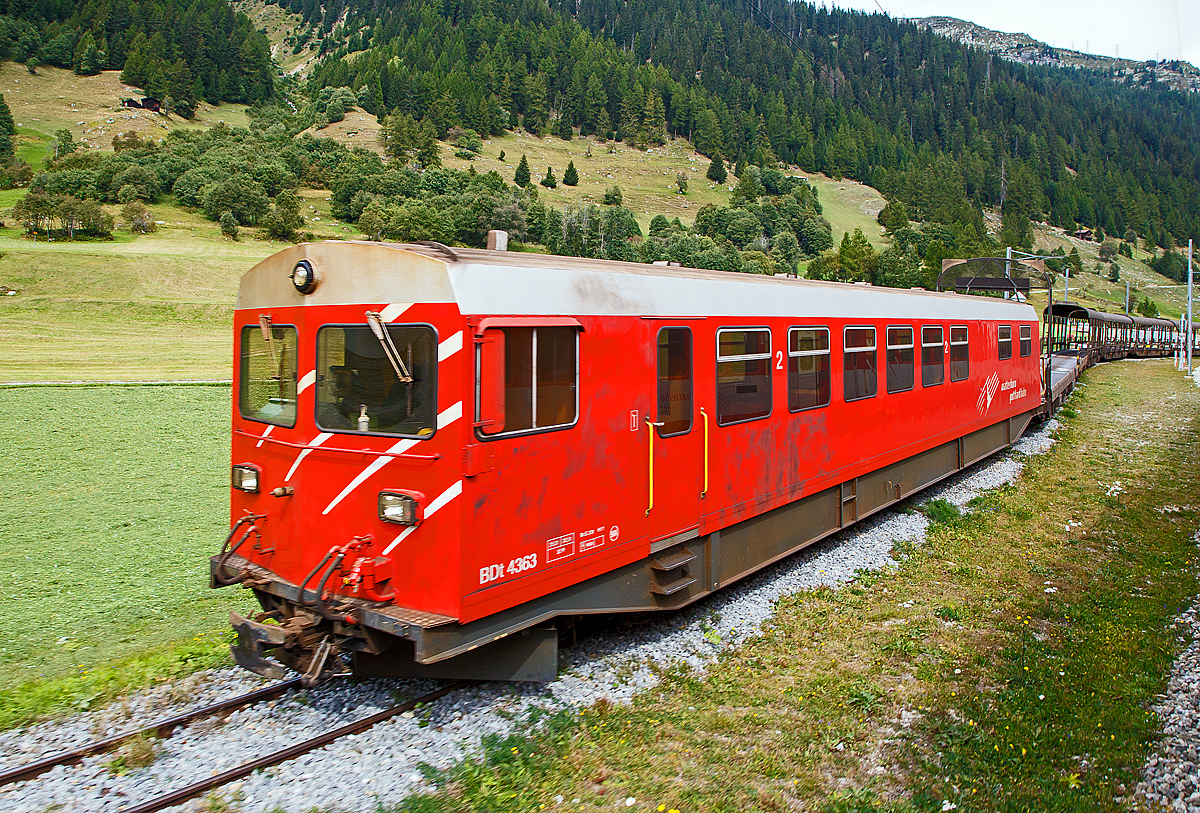 Der vierachsige Steuerwagen 2. Klasse mit Gep�ckabteil MGB BDt 4363 Furkabasistunnel der Matterhorn-Gotthard Bahn, ex FO BDt 4363 Furka-Oberalp Bahn), der Serie BDt 4361 bis 4863 f�r die Autotransportz�ge durch den Furka-Basistunnel abgestellt am 07.09.2021 mit einem Autotransportzug beim Bahnhof Oberwald (1.365 m �. M). Diese Wagen wurden aufgebaut auf Autowagen-Untergestelle.

F�r die ROLLENDE STRASSE durch den Furka-Basistunnel beschaffte die Furka-Oberalp Bahn 1980 zwei komplette Zugkompositionen jeweils bestehend aus einer Zuglok Ge 4/4 III 81 oder 82, 2 Rampenwagen, 6 Transportwagen (Verladewagen) und 1 Steuerwagen. Seit der Wintersaison 1982 verkehren diese Z�ge mit hoher Auslastung. Die Gesamtl�nge des Zuges betr�gt 201 Meter. Um auch Busse und LKW durch den Tunnel transportieren zu k�nnen, wurde das entsprechende Wagenprofil der Vollspur von SBB bzw. BLS gew�hlt. Die maximale, nutzbare H�he betr�gt 4,50 Meter und die Breite 2,70 Meter.

TECHNISCHE DATEN:
Vierachsiger Steuerwagen 2. Klasse mit Gep�ckabteil
FO, Serie BDt 4361 - 4363
Anzahl:  3
Baujahr:  1980 und 1984
Hersteller:  SWS Schieren
Gewicht:  24,4 t
Ladegewicht:  6,6 t
Sitzpl�tze:  47
Stehpl�tze:  66
Breite des Wagenkastens:  2.760 mm
H�chstgeschwindigkeit:  90 km/h
Bremsen  Oe, La�, mFB, VL