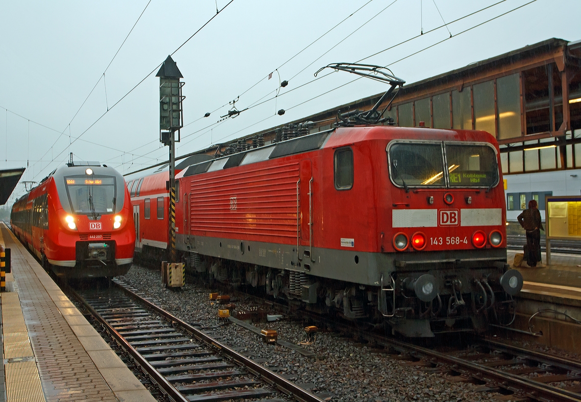 Der vierteilige Bombardier Talent 2 DB 442 207 / 707 f�hrt am 05.10.2013 bei str�menden Regen als RB 81   Moseltal-Bahn   (Koblenz – Cochem – Wittlich – Trier) in den Hauptbahnhof Trier ein, w�hrend gerade die 143 568-4 den RE 1  Mosel-Saar-Express  (Saarbr�cken - Trier - Koblenz) weiter in Richtung Koblenz schieb.