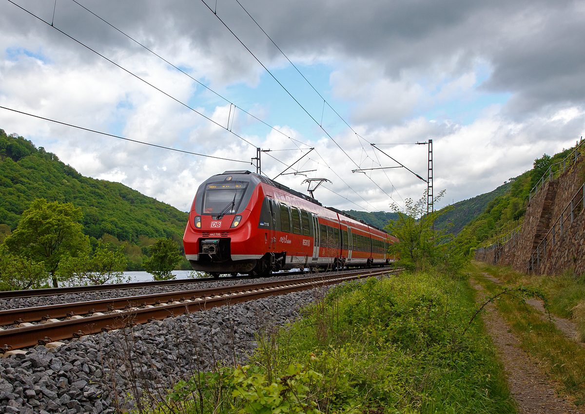 
Der vierteilige Bombardier Talent 2 - 442 700 / 442 200  Hatzenport , als RB 81  Moseltalbahn  (Trier – Cochem – Koblenz), f�hrt am 30.04.2018 durch M�den (Mosel) in Richtung Koblenz. 