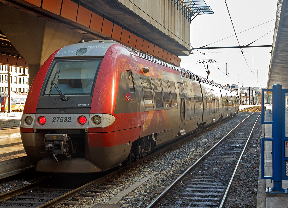 
Der vierteilige Elektrotriebzug Z 27532 der TER Languedoc-Roussillon am 26.03.2015 im Bahnhof Marseille Saint-Charles. 

Der Z 27500, auch ZGC genannt, ist die rein elektrische Version des autorail � grande capacit� (AGC), welche von Bombardier gebaut wurden.  Den Z 27500 gibt es als dreiteiligen und vierteiligen Zug. Bei der SNCF (TER) sind 108 vierteilige und 103 dreiteilige Z�ge im Einsatz.

Den Autorail � grande capacit� gibt es auch in drei weiteren Versionen, den  X 76500 Dieselversion (XGC), den B 81500 Hybridversion (Diesel und 1500 V) (BGC) und B 82500 Hybridversion (Diesel, 1500 V und 25 kV 50 Hz) (BBGC/BiBi).

Technische Daten (vierteiliger Z 27500):
Hersteller: 	Bombardier Transportation
Baujahre: 	2005 bis 2010
Spurweite: 1.435 mm (Normalspur)
Achsformel: Bo'2'2'2'Bo' 
Spurweite: 	1435 mm 
L�nge �ber Kupplung: 72.800 mm 
H�he: 4.020 mm
Breite: 2.950 mm
Drehgestellachsstand: 2.800 mm
H�chstgeschwindigkeit:  160 km/h
Dauerleistung: 1.300 kW
Stromsystem: 1,5 kV DC / 25 kV 50 Hz AC
Anzahl der Fahrmotoren:  4 Asynchronmotoren
Kupplungstyp: Scharfenbergkupplung
Sitzpl�tze: 	174 (4-teilig)
Niederfluranteil: 	60 %
