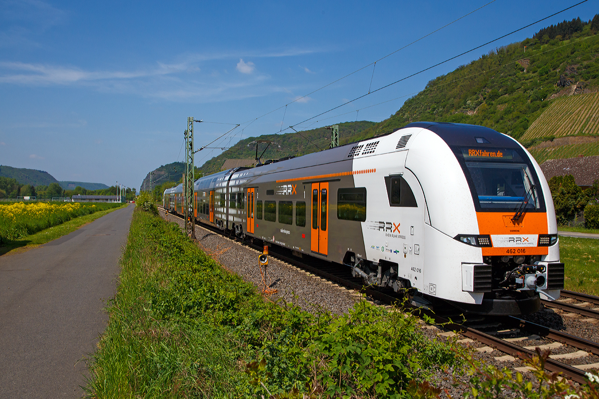 
Der vierteilige Siemens Desiro HC 462 016 des RRX Rhein-Ruhr-Express (betrieben vom der National Express) fährt am 30.04.2019, wohl auf Leerfahrt/Probefahrt, durch Leutesdorf (Rhein) in Richtung Koblenz. Die Triebzüge sind laut NVR-Nummer (94 80 0462 016-7 D-SDEHC und drei Weiterer) im Eigentum von Siemens. 