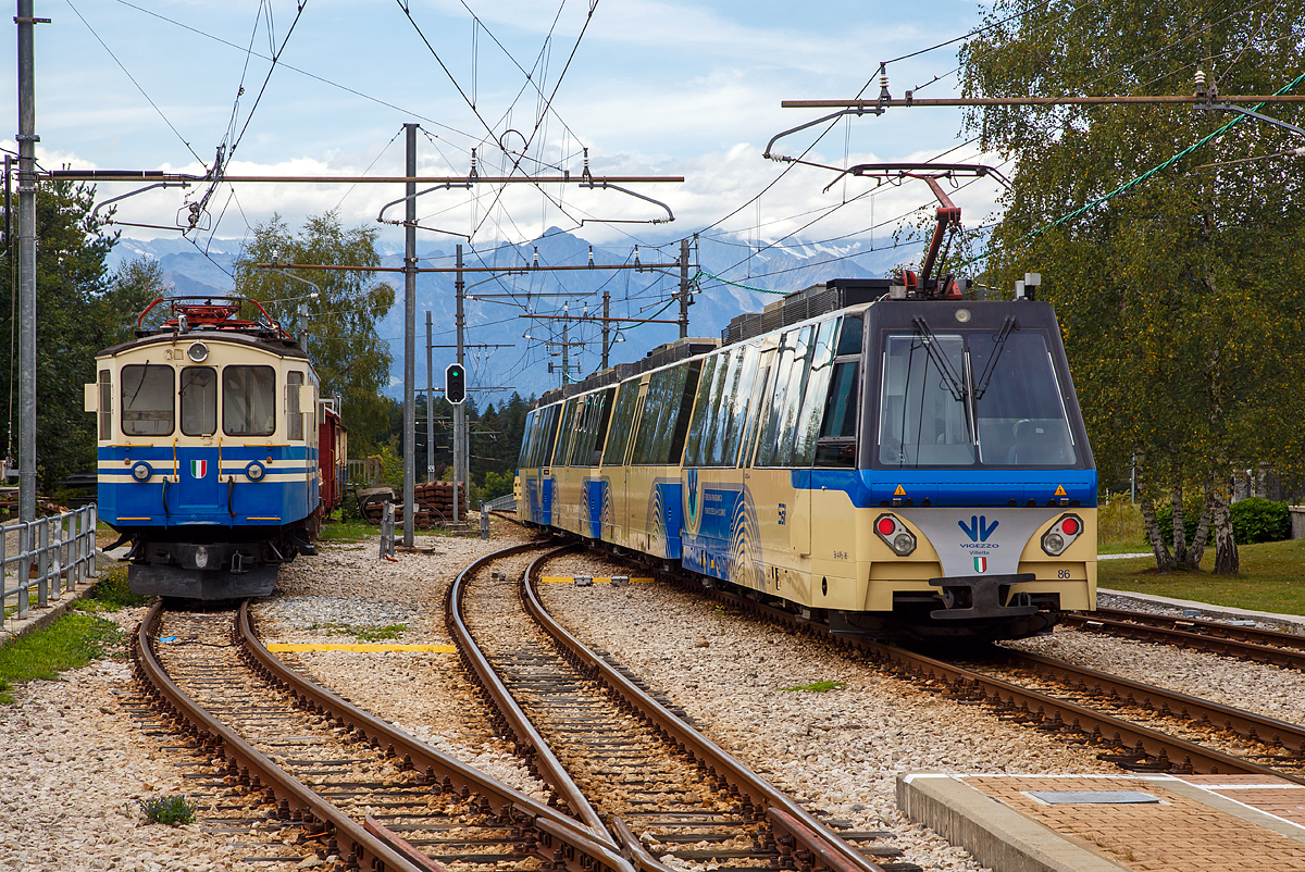 Der vierteilige SSIF Panoramatriebzug (ABe 12/16) verl�sst am 15 Sepzember 2017 den Bahnhof Santa Maria Maggiore (Stazione SSIF di Santa Maria Maggiore) in Richtung Domodossola. Links der De 4/4 18 abgestellt, ex SSIF ABDe 4/4 18, ex BCFe 4/4 18.

Der vierteilige SSIF Panoramatriebzug (ABe 12/16), bestehend aus der Kompositionen ABe 4/4 Pp 85  Trontano  (Endtriebwagen Seite Domodossola), Be 4/4 Pi 89 (Mitteltriebwagen), Rimorchiata P 810 (nicht angetriebener Zwischenwagen) und dem Be 4/4 Pp 86  Villette  (Endtriebwagen Seite Locarno). 

2004 bestellte die italienische Societ� subalpina di imprese ferroviarie (SSIF) bei den Officine Ferroviaire Veronesi und Skoda (Traktionsausr�stung und Drehgestelle) drei neue dreiteilige Panoramatriebz�ge, die aber noch w�hrend der Planung in vierteilige Kompositionen ge�ndert wurden. Diese wurden im Verlauf des Jahres 2007 abgeliefert. 
Diese Fahrzeuge werden in der Sommersaison normalerweise als drei fest zusammengestellte Kompositionen ABe - Be - Rimorchiata - Be eingesetzt. 

Jedes der angetriebenen Drehgestelle verf�gt �ber zwei Dreiphasen-Asynchron-Fahrmotoren, von 85 kW Leistung, die jeweils eine Achse antrieben. Ein Triebzug kommt so auf eine Gesamtleistung von 1.020 kW Leistung.

TECHNISCHE DATEN:
Spurweite: 1.000 mm
Achsformel: Bo'Bo' +  Bo'Bo' + 2'2' + Bo'Bo'
L�nge �ber Puffer: 63.600 mm 
H�chstgeschwindigkeit: 	80 km/h
Dauerleistung: 	1.020 kW (12x85kW)
Stromsystem:  1200 Volt DC
