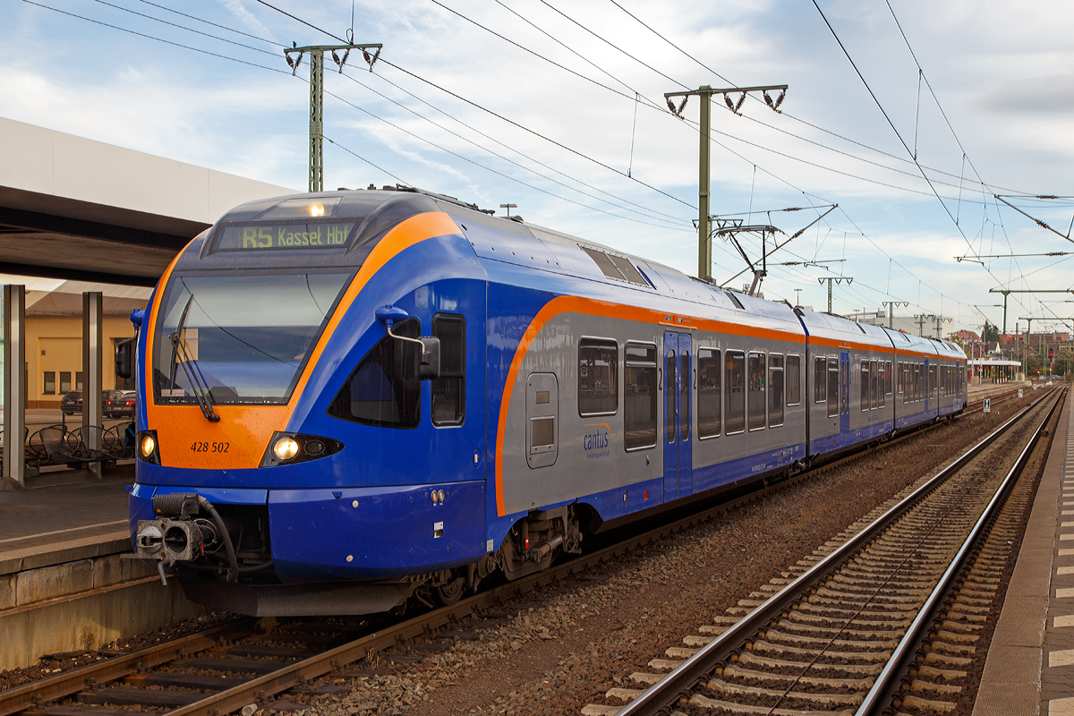 
Der vierteilige Stadler FLIRT 428 502 / 828 002 / 828 202 / 428 002 (94 80 0428 630-8 D-CAN / 94 80 0828 230-3 D-CAN / 94 80 0828 330-1 D-CAN / 94 80 0428 130-9 D-CAN) der cantus Verkehrsgesellschaft mbH, steht am 05.10.2015 im Bahnhof Fulda, als R 5 nach Kassel Hbf.

Der FLIRT wurde 2006 von Stadler Pankow GmbH im Berlin unter der Fabriknummer 37512 bis 37515 gebaut. Der Eigentümer des FLIRT´s ist die Hamburger Hochbahn AG (HHA). 

Die cantus Verkehrsgesellschaft mit Sitz in Kassel, ist ein gemeinsames Tochterunternehmen der Hessischen Landesbahn GmbH (HLB) und der BeNEX GmbH, einer Tochter der Hamburger Hochbahn AG (HHA).

Technische Daten der BR 429:
Spurweite: 1.435 mm
Achsfolge: Bo'+2'+2'+2'+Bo' 
Länge über Kupplung: 74,3m
Fußbodenhöhe: 600mm
Leergewicht: ca. 125t 
Speisespannung: 15 kVAC
Leistung: 2000 kW (ca. 2700 PS)
Höchstgeschwindigkeit: 160 km/h
max. Beschleunigung: 1,2 m/s²


