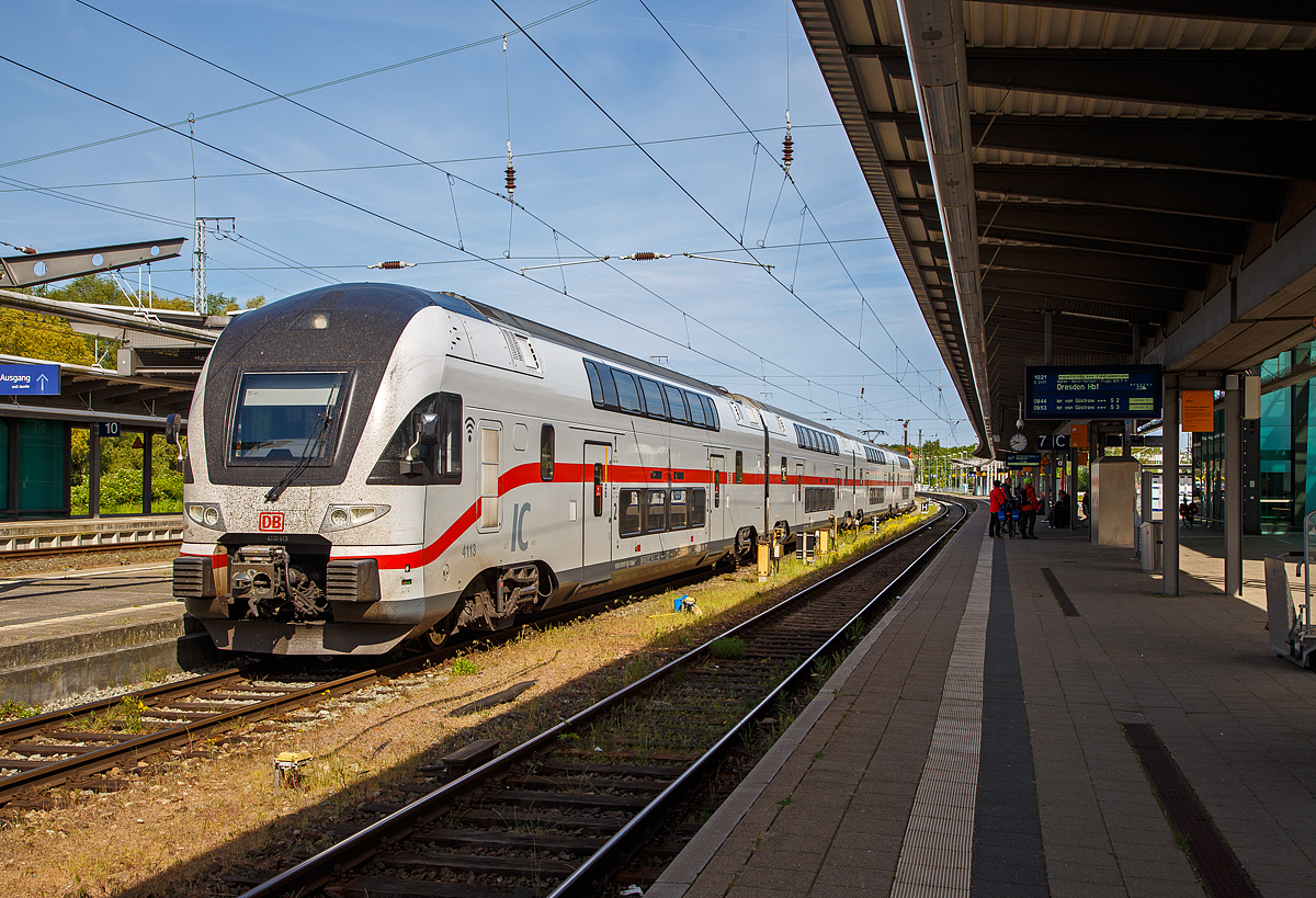 Der vierteilige Stadler KISS - IC2 4113 der Baureihe 4110 (ex Westbahn) der DB Fernverkehr AG hat am 16.05.2022, als IC 2274 von Dresden Hbf, via Berlin Hbf und Waren(M�ritz) den Hbf Rostock, erreicht. 

Diese vierteilige Stadler KISS - Garnitur IC 4113 besteht aus 93 85 4110 113-6 CH-DB / 93 85 4110 413-0 CH-DB / 93 85 4110 513-7 CH-DB / 93 85 4110 613-5 CH-DB. 

Die Triebz�ge wurden 2017 von der Stadler Rail AG f�r die �sterreichische WESTbahn gebaut, seit Dezember 2019 sind, 9 dieser KISS. bei der DB Fernverkehr AG. Nach Anpassungen erfolgte die Betriebsaufnahme im M�rz 2020. Diese Triebz�ge sind in der Schweiz eingestellt/registriert und haben die Zulassungen f�r die Schweiz, �sterreich und Deutschland. Eigentlich wollte die DB die Z�ge um ein Wagenteil verl�ngern, da dies aber eine komplette neue Zulassung durch das EBA erfordert h�tte, hat man davon Abstand genommen. 

 KISS  - das hei�t: Komfortabler Innovativer Spurtstarker S-Bahn-Zug. Aber nicht nur die DB Regio AG setzt auf die  KISS -Doppelstockz�ge des Schweizer Herstellers Stadler Rail bzw. Stadler Pankow, auch DB Fernverkehr erweitert seine Intercity 2-Flotte durch den Kauf von 17 hochwertigen gebrauchten Doppelstockz�gen dieses Typs, die bisher bei der �sterreichischen Westbahn im Einsatz waren. Die Fahrzeuge sind gr��tenteils erst zwei Jahre alt und haben bei den Kunden in �sterreich h�chste Zufriedenheitswerte erreicht.

Urspr�nglich wurde das Fahrzeugkonzept f�r S-Bahnen entwickelt. L�ngst ist die KISS-Plattform aber weiterentwickelt worden f�r schnelle Regional-Express-Linien und es gibt sogar eine Fernverkehrsvariante mit sehr komfortabler Innenausstattung und einer Druckert�chtigung f�r das Befahren von Tunnels mit 200 km/h und einem entgegenkommenden 300 km/h-Zug. Mit einer S-Bahn hat das nur noch in einer Disziplin zu tun: N�mlich eine enorm gute Beschleunigung!

Die hochwertigen Kiss-Z�ge, die bisher bei der Westbahn fuhren, sind bis zu 200 km/h schnell und bestehen aus vier bzw. sechs Wagen. Nach den Anpassungen f�r den Intercity-Einsatz verf�gen sie �ber rund 300 bzw. 470 Sitzpl�tze. Auf zwei Etagen gibt es komfortable Sitzlandschaften und viel Bewegungsfreiheit. Die Fahrzeuge sind mit WLAN und Steckdosen (je Sitzplatz eine) ausgestattet sowie einem modernen Fahrgastinformationssystem. Auch ein gastronomischer Service mit hei�en und kalten Getr�nken, s��en und herzhaften Snacks sowie frischen Baguettes ist vorgesehen. Die vorhandenen Bereiche f�r Reisende mit Mobilit�tseinschr�nkungen, f�r Gep�ck und Fahrr�der werden entsprechend �blicher DB-Standards sukzessive erweitert.

Zahlen, Daten, Fakten:
Betriebsaufnahme: M�rz 2020 
Zugkonzept: Doppelstock-Triebwagen 
Hersteller: Stadler Rail 
Anzahl Z�ge: 9 
Anzahl Wagen pro Zug: 4 (2 angetriebene Endwagen und 2 Mittelwagen) 
Zugl�nge: 100 Meter 
Zugelassene H�chstgeschwindigkeit: 200 km/h 
Leistung eines Triebzuges: 4.000 kW Dauerlast, 6.000 kW Spitzenlast
