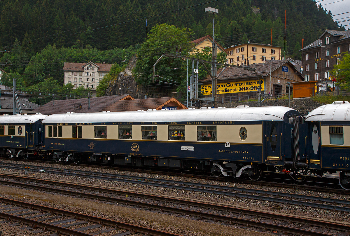 Der VSOE Pullman Speisewagen N� 4141 (F- VSOE 61 87 09-70 141-0 [P]), ex CIWL 4141, im Zugverbund vom Venice Simplon-Orient-Express am 02.08.2019 beim Halt in G�schenen (CH), leider bei Regen.

Der Pullman-Speisewagen N� 4141 wurde 1929 als erstklassiger Pullman - Wagen (Voiture - Pullman / Carrozza – Pullman) vom Typ  C�te d'Azur  von EIC- Entreprises industrielles des Charentes (EIC, heute zu Alstom geh�rend) in Aytr� (F) gebaut und an die CIWL (Compagnie Internationale des Wagons-Lits) geliefert die ihn als Nr. 4141 bezeichnete. Das Innendesign wurde vom bekannten franz�sischen Schmuck- und Glask�nstler des Art D�co von Ren� Lalique im  C�te d'Azur  -Stil gestaltet und dekoriert. In die Mahagoniseiten des Wagens montierte er Glasscheiben mit Darstellungen vom  Bacchanalian-M�dchen .  Das blaue undurchsichtige Glas zeigt verschiedene klassische Figuren, in denen Trauben mit einem passenden Fries aus kleineren Paneelen aufbewahrt werden. Lalique war auch f�r das Design einiger Pullman-St�hle und f�r die  Tulip  -Lichtblenden im gesamten Zug verantwortlich. Der Wagen hatte urspr�nglich nur Zweiertische mit Pl�schsessel mit hohen R�ckenlehnen, die bieten damals wie heute ein Maximum an Komfort. An den Enden des Waggons befanden sich zwei in sich geschlossene S�par�es, mit jeweils vier Pl�tze (Viererabtei), die ein weitgehend ungest�rtes Dinieren in gediegener Atmosph�re erm�glichten.

Der Wagen wurde sofort im C�te d’Azur Pullman Express eingesetzt und wechselte 1933 dann zum Sud-Express. Er fuhr bis 1935 im Sud Express und blieb dann beim L’Oiseau Bleu (Der blaue Vogel) von Amsterdam �ber Br�ssel nach Paris. Nach dem Krieg wurde er zum Etoile du Nord bef�rdert. Im Mai 1947 wechselte er in den Fl�che d’Or und bef�rderte die Passagiere des Golden Arrow (London-Dover) von Calais weiter nach Paris.

Der Wagen wurde 1971 bei der CIWL-Werkstatt in Villeneuve-Saint-Georges (bei Paris) abgestellt. 1981 wurde er von der VSOE Ltd von dem trostlosen Abstellgleis gerettet. Die VSOE lie� den durch die Bremer Waggonbau GmbH (ehem. Hansa Waggonbau) 1982 restaurieren und umbauen. Nach einem Brand im Jahr 1983 wurde die K�che durch einen Souvenirladen ersetzt, die aber 2015 einer Champagner-Bar wich. 

Technik
Mit der Einf�hrung der Ganzstahlwagen ging die CIWL dazu �ber, von Ausnahmen abgesehen alle Fahrzeuge auf einem einheitlichen Rahmen mit 23.452 mm L�nge �ber Puffer und einem Drehzapfenabstand von 16.000 mm aufzubauen. Die Fahrzeugbreite betr�gt 2.850 mm, die H�he �ber Schienenoberkante 4.000 mm. Als Drehgestelle erhielten die Wagen urspr�nglich Schwanenhals-Drehgestelle mit Rollenlagern, auch als Pennsylvania-Drehgestelle bezeichnet. Urspr�nglich waren die Wagen lediglich f�r 130 km/h zugelassen, sp�ter nach auf 140 km/h angehoben. 

1977 begann die von James B. Sherwood geleitete Sea Containers Ltd. historische Wagen der CIWL und der British Pullman Company zu erwerben und aufw�ndig zu restaurieren. Die Wagen wurden daf�r �berholt und technisch modernisiert, unter anderem mit Klimaanlagen. 

Zwischen 2003 und 2006 wurden die Wagen nochmals modernisiert und erhielten unter anderem moderne Drehgestelle von Bombardier sowie neue Klimaanlagen. Seitdem sind die Wagen nun f�r 160 km/h zugelassen.

TECHNISCHE DATEN:
Spurweite: 1.435 mm (Normalspur)
Anzahl der Achsen: 4 in zwei Drehgestellen
L�nge �ber Puffer: 23.452 mm
Drehzapfenabstand: 16.000 mm
Achsabstand im Drehgestell: 2.500 mm
Eigengewicht: 55 t
H�chstgeschwindigkeit: 160 km/h (urspr�nglich 140 km/h)
Sitzpl�tze: 34