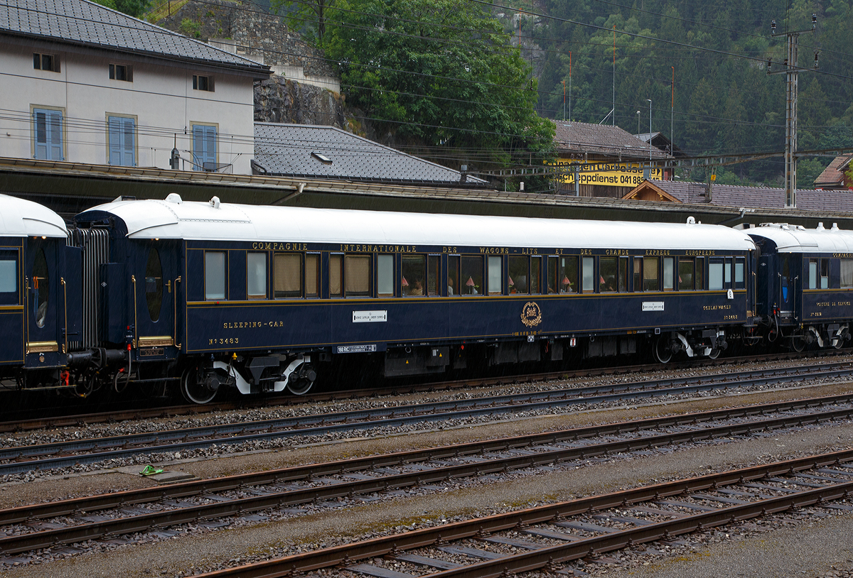 
Der VSOE Schlafwagen Nr. 3483 – VSOE Sleeping-Car N° 3483 (F- VSOE 61 87 06-70 483-9) im Zugverbund vom Venice Simplon-Orient-Express am 02.08.2019 beim Halt in Göschenen (CH), leider bei Regen.

Der Schlafwagen, ein CIWL Typ Lx wurde 1929 von Entreprises industrielles des Charentes (EIC, heute zu Alstom gehörend) in Aytré (F) gebaut. Zwischen 2003 und 2006 wurden die Wagen nochmals modernisiert und erhielten unter anderem moderne Drehgestelle von Bombardier sowie neue Klimaanlagen. Seitdem sind die Wagen nun für 160 km/h zugelassen.
