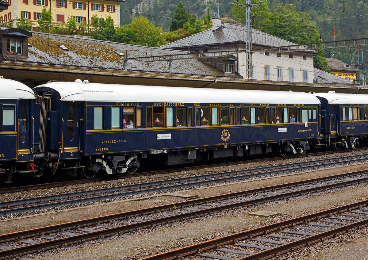 
Der VSOE Schlafwagen Nr. 3555 – VSOE Sleeping-Car N° 3555 (F- VSOE 61 87 06-70 555-4) im Zugverbund vom Venice Simplon-Orient-Express am 02.08.2019 beim Halt in Göschenen (CH), leider bei Regen.

Der Schlafwagen, ein CIWL Typ Lx wurde 1929 von Entreprises industrielles des Charentes (EIC, heute zu Alstom gehörend) in Aytré (F) gebaut. 

1929 beschaffte die Compagnie Internationale des Wagons-Lits et des Grands Express Européens (CIWL) insgesamt 90 Wagen des neuen Typs Lx (Voiture-Lits de grand luxe). Geliefert wurden die ersten 30 Exemplare von Metropolitan Cammell in Birmingham (GB), die übrigen 60 von der Entreprises industrielles des Charentes (EIC) in Aytré (F). Die Exemplare aus Birmingham erhielten die Nummern 3466–3495, die Wagen aus Aytré die Nummern 3496–3555. Für die Innenausstattung griff die CIWL auf renommierte Designer zurück, die in Aytré produzierten Wagen erhielten ihre Ausstattung durch den französischen Designer René Prou. Die Abteile wurden mit edlen Hölzern wie Mahagoni furniert, teilweise erhielten die Furniere Einlegearbeiten. Die Typ Lx Wagen gelten als die luxuriösesten je durch die CIWL beschafften Schlafwagen. Von außen sind die Wagen des Typs Lx vor allem anhand der Türen von anderen Schlafwagentypen der CIWL zu unterscheiden, diese weisen als einzige ovalen Türfenster auf, ansonsten findet man sie sonst nur bei den Pullmanwagen.

Technik
Mit der Einführung der Ganzstahlwagen ging die CIWL dazu über, von Ausnahmen abgesehen alle Fahrzeuge auf einem einheitlichen Rahmen mit 23.452 mm Länge über Puffer und einem Drehzapfenabstand von 16.000 mm aufzubauen. Die Fahrzeugbreite beträgt 2.850 mm, die Höhe über Schienenoberkante 4.000 mm. Auf dieser Basis entstanden neben dem Typ Lx auch die Schlafwagen der Typen S, Y und Z. Die gleichen Rahmen wurden auch für Speisewagen und Pullmanwagen verwendet, sie bestehen aus drei Längsträgern mit Querverbindungen und zwei Gussstahlblöcken an den Enden zur Aufnahme der Zug- und Stoßvorrichtungen. Auf dem Rahmen sind die Seitenwände und Fußböden sowie die beiden Zustiegsplattformen aufgebaut. Das Gewicht des Typs Lx beläuft sich auf 53 Tonnen.  Als Drehgestelle erhielten die Wagen ursprünglich Schwanenhals-Drehgestelle mit Rollenlagern, auch als Pennsylvania-Drehgestelle bezeichnet. Ursprünglich waren die Wagen lediglich für 130 km/h zugelassen, später nach auf 140 km/h angehoben. 

1977 begann die von James B. Sherwood geleitete Sea Containers Ltd. historische Wagen der CIWL und der British Pullman Company zu erwerben und aufwändig zu restaurieren. Die Wagen wurden dafür überholt und technisch modernisiert, unter anderem mit Klimaanlagen. Bei den VSOE-Wagen wurde ein Schlafwagenabteil zum Abteil für den Schlafwagenschaffner hergerichtet, die Wagen werden seitdem als Typ Lx 18 bezeichnet. Zwischen 2003 und 2006 wurden die Wagen nochmals modernisiert und erhielten unter anderem moderne Drehgestelle von Bombardier sowie neue Klimaanlagen. Seitdem sind die Wagen nun für 160 km/h zugelassen.
