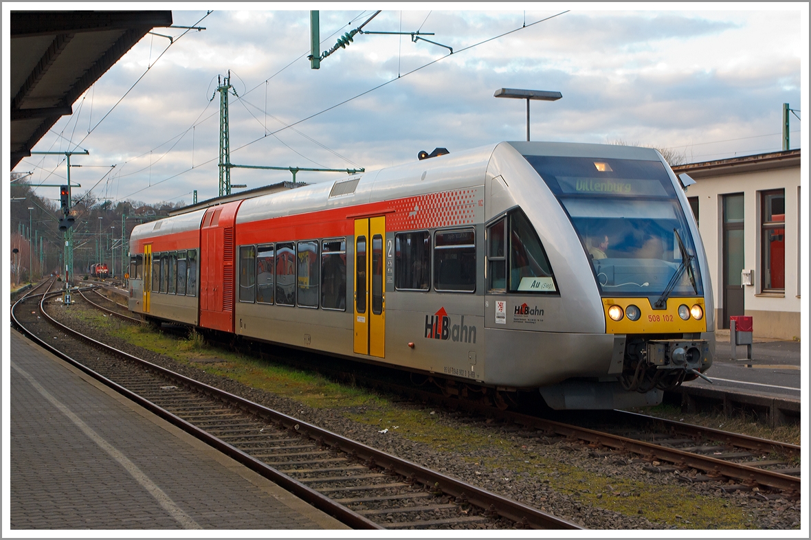 Der VT 102 bzw. 508 102 der HLB (Hessischen Landesbahn) ein Stadler GTW 2/6 steht heute (am 28.01.2014) am Gleis 102 im Bahnhof Betzdorf/Sieg als RB 96 (Hellertal-Bahn) zur Abfahrt nach Dillenburg bereit. Der Triebwagen ist an die Hellertalbahn ausgeliehen.

Der Triebwagen mit den NVR-Nummern   95 80 0646 102-7 D-HEB / 95 80 0946 402-4 D-HEB / 95 80 0946 902-3 D-HEB wurde 1999 bei DWA unter der Fabrik-Nummer 508/008 f�r die HLB Betriebsbereich KNE (ex Kassel-Naumburger Eisenbahn) gebaut.