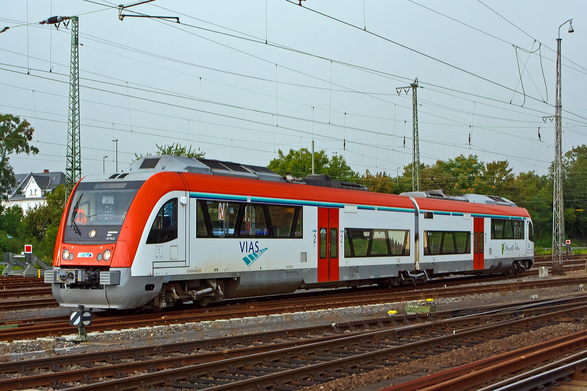 
Der VT 114 (95 80 0615 114-5 D-VIAS / 95 80 0615 614-4 D-VIAS) der VIAS - Odenwaldbahn f�hrt am 18.08.2014 im Hbf Hanau vom Abstellbereich zum Bahnsteig. In Hanau beginnt er die Reise als RB 64  Odenwaldbahn  (Hanau Hbf - Babenhausen - Gro�-Umstadt Wiebelsbach).

Der Bombardier ITINO ist ein zweiteiliger dieselhydraulischer Triebzug (dreiteilige und/oder dieselmechanische Ausf�hrung sind auch m�glich). Er wird mit zwei separaten, in den Endwagen angeordneten, Dieselantrieben angeboten und ist bis zu vierfach gekuppelt einsetzbar. Die Fertigung erfolgt im Bombardier Werk Hennigsdorf bei Berlin. 

Entwickelt wurde der ITINO von Adtranz und sollte als gr��eres und leistungsf�higeres Fahrzeug den Regio-Shuttle (BR 650) erg�nzen. Noch vor der Fertigstellung des ersten Exemplars wurde Adtranz 2001 durch Bombardier Transportation �bernommen. W�hrend die Produktion des Regio-Shuttles aus kartellrechtlichen Gr�nden an Stadler Rail abgegeben werden musste, verblieb der ITINO bei Bombardier. Durch diese ver�nderte Ausgangslage stand der ITINO nun in Konkurrenz sowohl zum Regio-Shuttle, als auch zu der Bombardier eigenen Talent-Familie. Aufgrund dieser besonders ung�nstigen Situation auf dem ohnehin umk�mpften Markt f�r Nahverkehrs-Dieseltriebwagen wurden bislang lediglich 57 Exemplare (27 Fahrzeuge in Deutschland, 30 in Schweden) verkauft, w�hrend Konkurrenzmodelle in mehrfacher Anzahl produziert wurden.

Die Z�ge verf�gen �ber einen hohen Fahrkomfort (kann ich selbst nur best�tigen) und dank der guten Motorisierung �ber sehr gute Beschleunigungseigenschaften. Dadurch ist der ITINO auch auf Hauptstrecken zwischen elektrisch betriebenen Z�gen gut einsetzbar. Jeder Wagenkasten verf�gt �ber je eine separate Klimaanlage f�r Fahrgast- und Fahrerraum. Diese beziehen ihre elektrische Energie von zwei 90-kW-Generatoren, die von den beiden Dieselmotoren angetrieben werden.


Technische Daten BR 615 der Odenwaldbahn 
(zweiteilig / dieselhydraulisch):
Spurweite: 1.435 mm (Normalspur)
Achsformel: Bx' (2) By'
Drehzapfenabstand: 16.000 mm
Achsabstand im Triebdrehgestell: 2.200 mm
Achsabstand im Laufdrehgestell: 2.700 mm
L�nge �ber Kupplung:  39.470 mm
Leergewicht: 61,5 t
Dienstgewicht: 77 t
Kleinster befahrbarer Gleisbogen: R 120 m (90m in Werkstatt)
H�chstgeschwindigkeit: 140 km/h
Anfahrbeschleunigung (0-50 km/h): 0,89 m/sec

Motoren: 2 St�ck MAN V-12-Zylinder-Dieselmotoren mit Turboaufladung und Ladeluftk�hler vom Typ D 2842 LE 607, EURO2
Motorleistung: je 500 kW (680 PS)
Hubraum: je 21,9 Liter
Max. Motordrehzahl: 2.100 U/min
Max. Motordrehmoment: 2.700 Nm
Leistungs�bertragung: Dieselhydraulisch �ber Voith Turbo T 212 bre (Wandler-Kupplung-Kupplung mit integriertem Retarder und Wendegetriebe, elektronisch gesteuert)
Tankinhalt: 2x 1.000 Liter, (nutzbar je 900 Liter)
Bremse: Retarder (2x): je kurz bis 450 kW, dauerhaft 300 kW; ep-Bremse
Steuerung: bis zu 4 Fahrzeuge in Mehrfachtraktion
Kupplungstyp: Scharfenberg Typ 10
Sitzpl�tze in der 1. Klasse: 12
Sitzpl�tze in der 2. Klasse: 107 
Niederfluranteil: 57 %
