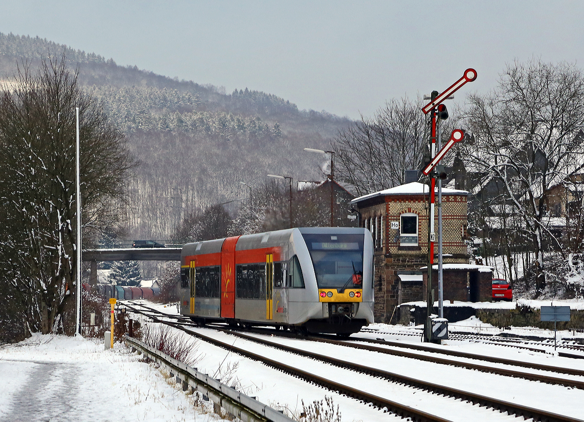 
Der VT 118  Stadler GTW 2/6 der Hellertalbahn f�hrt am 03.02.2015 als RB 96  Hellertal-Bahn  (Betzdorf-Herdorf-Haiger-Dillenburg) von Herdorf weiter in Richtung Neunkirchen. Hier passiert er gerade das Stellwerk Herdorf Ost (HO), das Ausfahrtssignal auf Gleis 2 (N2) hat ihm das Signal Hp 2 – Langsamfahrt gezeigt, unten davor das Gleissperrsignal zeigt Signal Sh 1 - Fahrverbot aufgehoben.