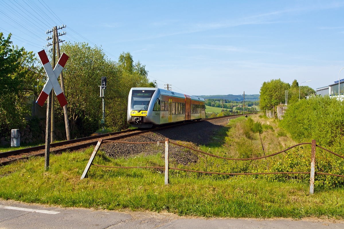 
Der VT 123 der vectus Verkehrsgesellschaft mbH, ein Stadler GTW 2/6, fährt am 05.05.2013 als RB 28  Oberwesterwald-Bahn  die Verbindung  Au/Sieg - Altenkirchen - Hachenburg - Westerburg - Limburg/Lahn, auf der KBS 461 (Oberwesterwaldbahn), hier kurz vor dem Haltepunkt Enspel.   