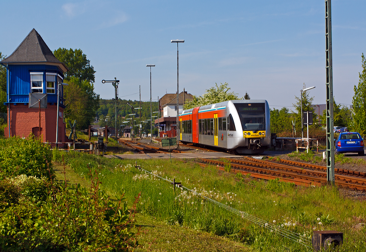 
Der VT 123 der vectus Verkehrsgesellschaft mbH, ein Stadler GTW 2/6, fährt am 05.05.2013 als RB 28  Oberwesterwald-Bahn  die Verbindung  Au/Sieg - Altenkirchen - Hachenburg - Westerburg - Limburg/Lahn, auf der KBS 461 (Oberwesterwaldbahn), hier hat er gerade den Bf Westerburg verlassen und fährt weiter in Richtung Limburg/Lahn. Links das Stellwerk Westerburg Süd (Ws).