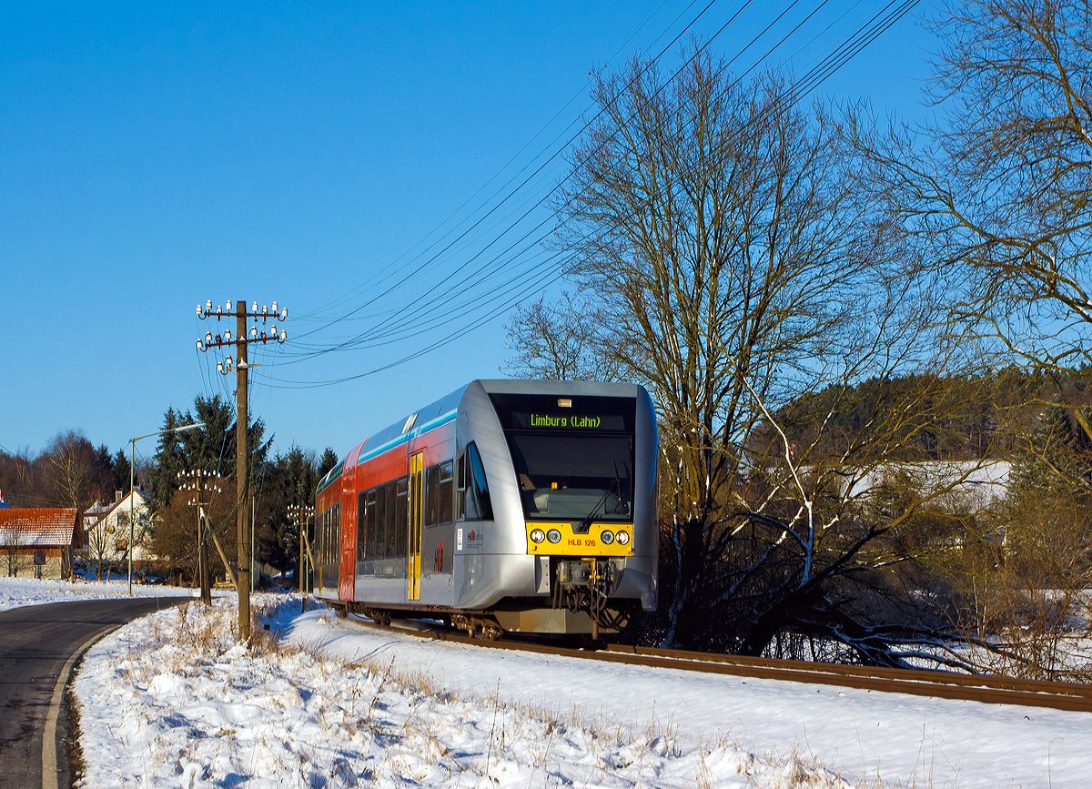 
Der VT 126 ein Stadler GTW 2/6 der HLB (Hessische Landesbahn GmbH) am 28.12.2014 kurz vor dem Haltepunkt Obererbach (bei Altenkirchen/Westerwald). Der Triebzug fährt als RB 90 (ehemals RB 28)  Oberwesterwaldbahn  die Verbindung Au(Sieg)-Altenkirchen-Hachenburg-Westerburg-Limburg(Lahn).

Der Stadler GTW 2/6 setzt sich aus den NVR-Nummer 95 80 0946 426-3D-HEB / 95 80 0646 426-6D-HEB / 95 80 0946 926-2 D-HEB zusammen.