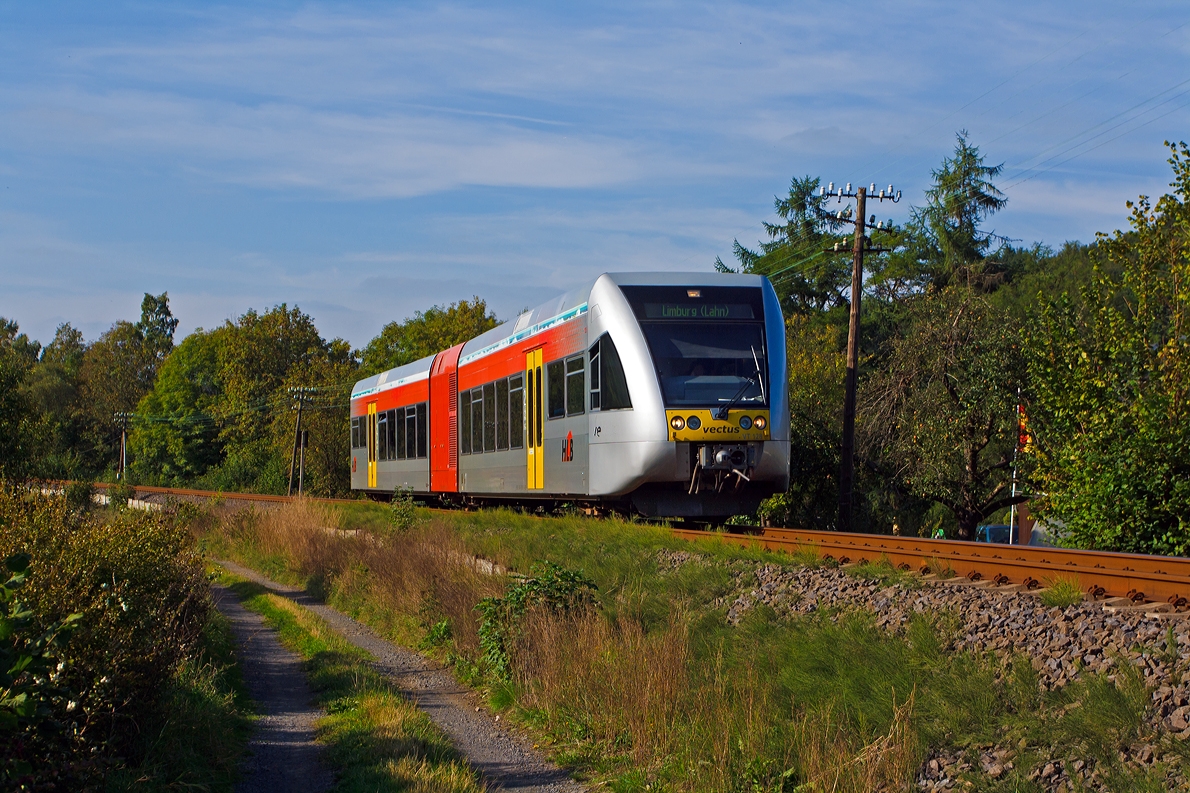 Der VT 128 der vectus Verkehrsgesellschaft mbH (ein Stadler GTW 2/6) am 24.09.2013 kurz vor dem Bahnhof Unnau-Korb. 

Er f�hrt als RB 28 die Strecke Au/Sieg-Altenkirchen-Hachenburg-Westerburg-Limburg/Lahn (Oberwesterwaldbahn - KBS 461). 

Der Triebwagen mit den NVR-Nummern  95 80 0946 428-9D-VCT / 95 80 0646 428-2 D-VCT und 95 80 0946 928-8 D-VCT wurde 2001 bei DWA unter der Fabrik-Nummer 526/010 gebaut.