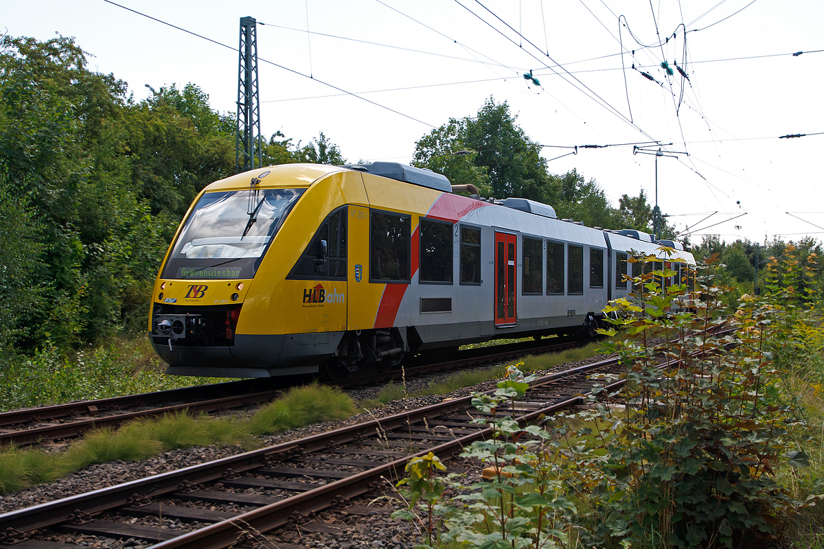 
Der VT 201 (95 80 0648 401-7 D-HEB / 95 80 0648 901-6 D-HEB) ein Alstom Coradia LINT 41 der HLB (Hessische Landesbahn), als RB 15   Taunusbahn  nach Gr�venwiesbach, erreicht am 11.08.2014 bald den Bf Friedrichsdorf (Taunus).