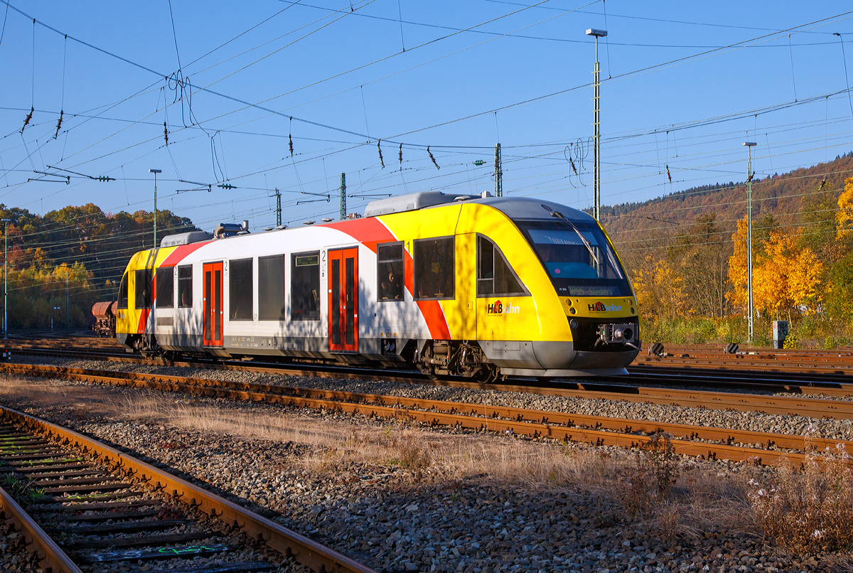 
Der VT 202 (95 80 0640 102-9 D-HEB) ein Alstom Coradia LINT 27 der (Hessische Landesbahn), ex Vectus VT 202, erreicht nun bald (am 27.10.2015), als RB 95  Sieg-Dill-Bahn  (Au/Sieg - Siegen), den Bahnhof Betzdorf/Sieg. 

Der Triebwagen wurde 2004 Alstom (LHB) in Salzgitter unter der Fabriknummer 1187-002 f�r die vectus Verkehrsgesellschaft mbH gebaut, mit dem Fahrplanwechsel am 14.12.2014 wurden alle Fahrzeuge der vectus nun Eigentum der HLB