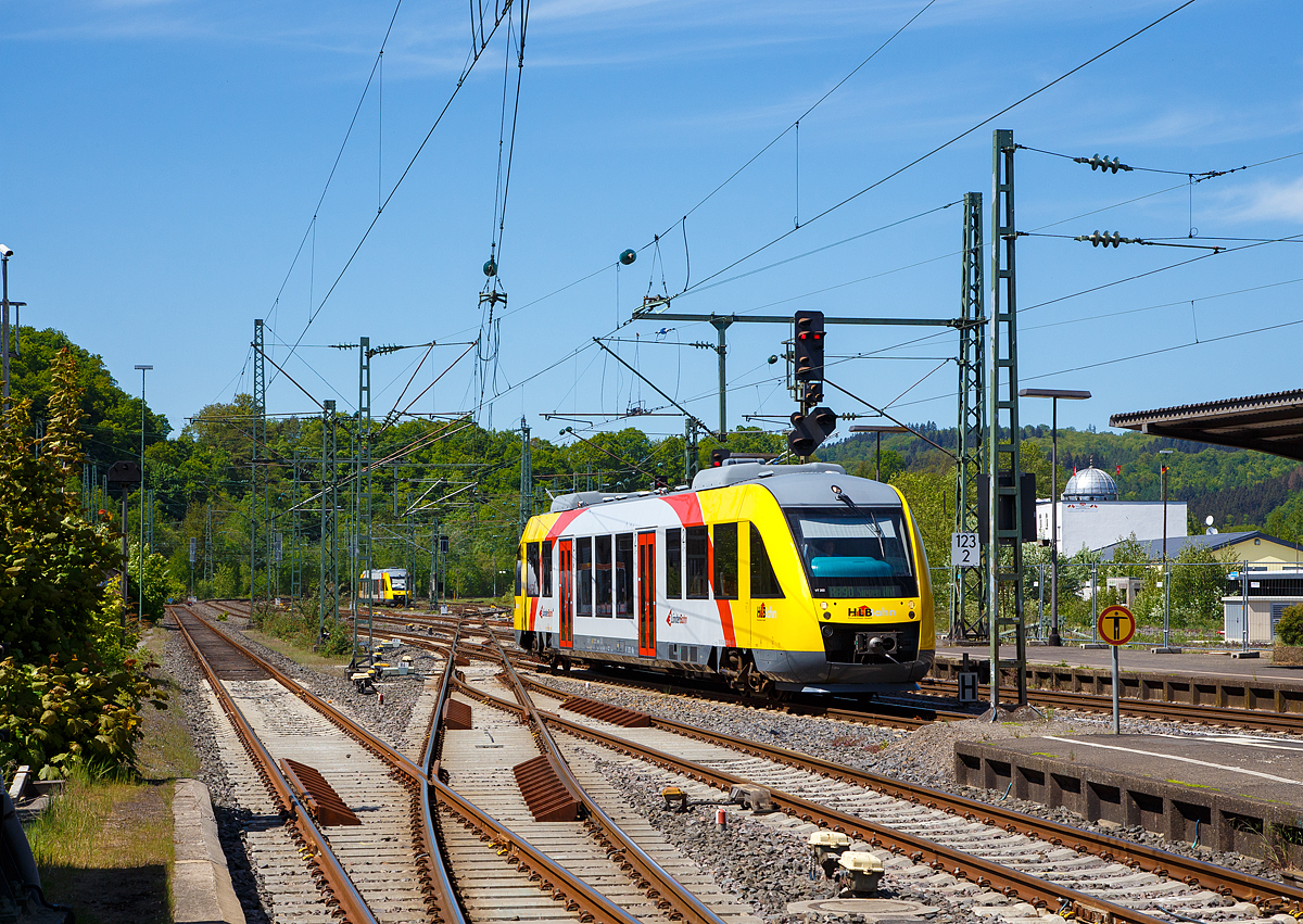 
Der VT 202 (95 80 0640 102-9 D-HEB) ein Alstom Coradia LINT 27 der (Hessische Landesbahn), als RB 90  Westerwald-Sieg-Bahn  (Westerburg - Altenkirchen - Au/Sieg - Betzdorf - Siegen), fährt am 05.05.2018 in den Bahnhof Betzdorf(Sieg) ein.