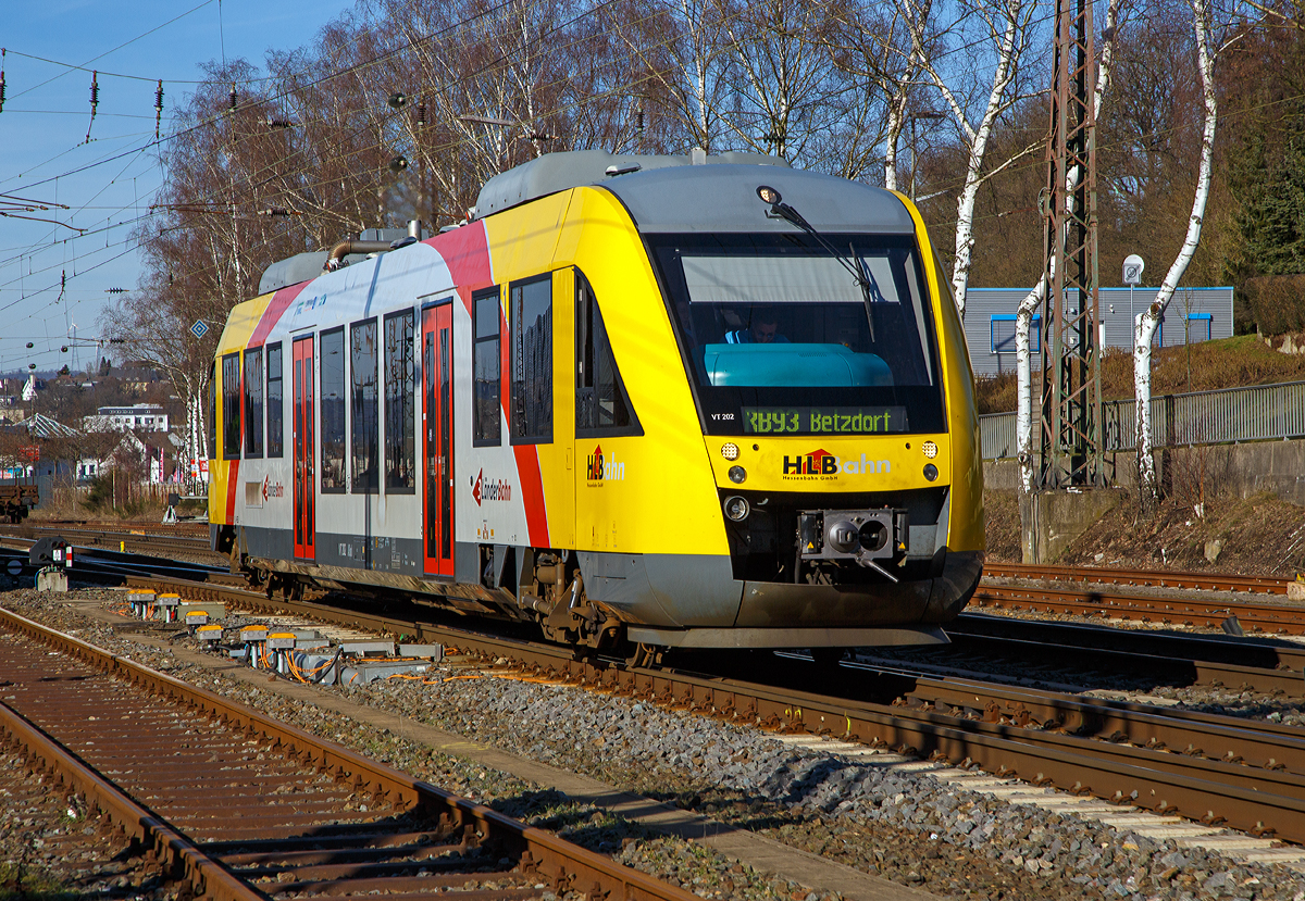 
Der VT 202 (95 80 0640 102-9 D-HEB) ein Alstom Coradia LINT 27 der (Hessische Landesbahn) fährt am 16.02.2019, als RB 93  Rothaarbahn  (Bad Berleburg - Kreuztal - Siegen - Betzdorf), von Kreuztal weiter in Richtung Siegen.