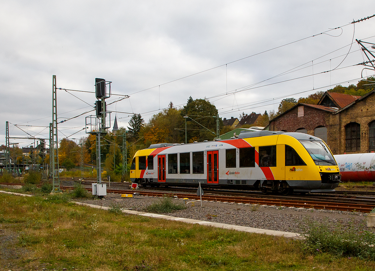 Der VT 202 Abp (95 80 0640 102-9 D-HEB) ein Alstom Coradia LINT 27 der (Hessische Landesbahn) fährt am 27.10.2021, als RB 90  Westerwald-Sieg-Bahn  (Siegen - Betzdorf/Sieg - Au/Sieg - Altenkirchen – Westerburg), von Betzdorf/Sieg weiter in Richtung Au.

Der Triebwagen wurde 2004 Alstom (LHB) in Salzgitter unter der Fabriknummer 1187-002 für die vectus Verkehrsgesellschaft mbH gebaut, mit dem Fahrplanwechsel am 14.12.2014 wurden alle Fahrzeuge der vectus nun Eigentum der HLB.