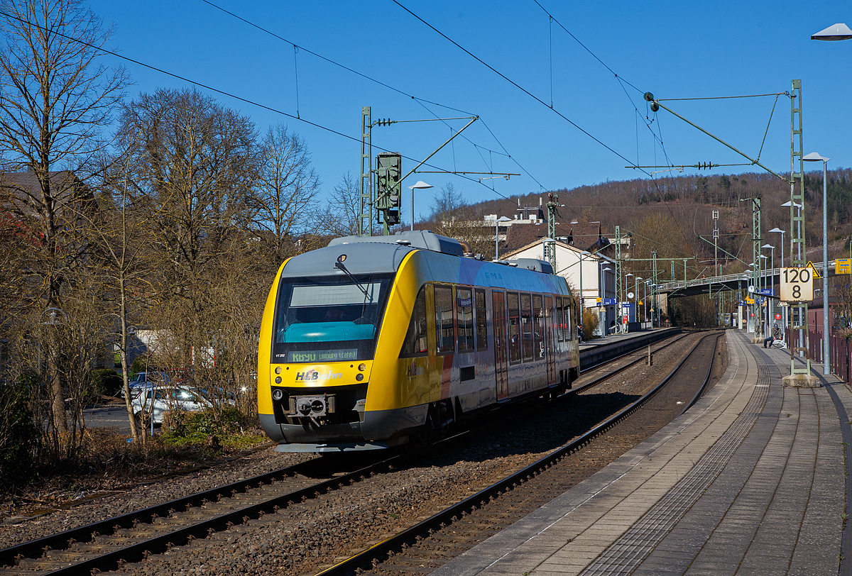 Der VT 202 Abp (95 80 0640 102-9 D-HEB), ein Alstom Coradia LINT 27 der (Hessische Landesbahn), fährt am 18.03.2022, als RB 90  Westerwald-Sieg-Bahn  (Siegen - Betzdorf/Sieg - Au/Sieg - Altenkirchen – Westerburg – Limburg/Lahn), vom Bf Kirchen/Sieg weiter in Richtung Betzdorf. 

Der Triebwagen wurde 2004 Alstom (LHB) in Salzgitter unter der Fabriknummer 1187-002 für die vectus Verkehrsgesellschaft mbH gebaut, mit dem Fahrplanwechsel am 14.12.2014 wurden alle Fahrzeuge der vectus nun Eigentum der HLB.