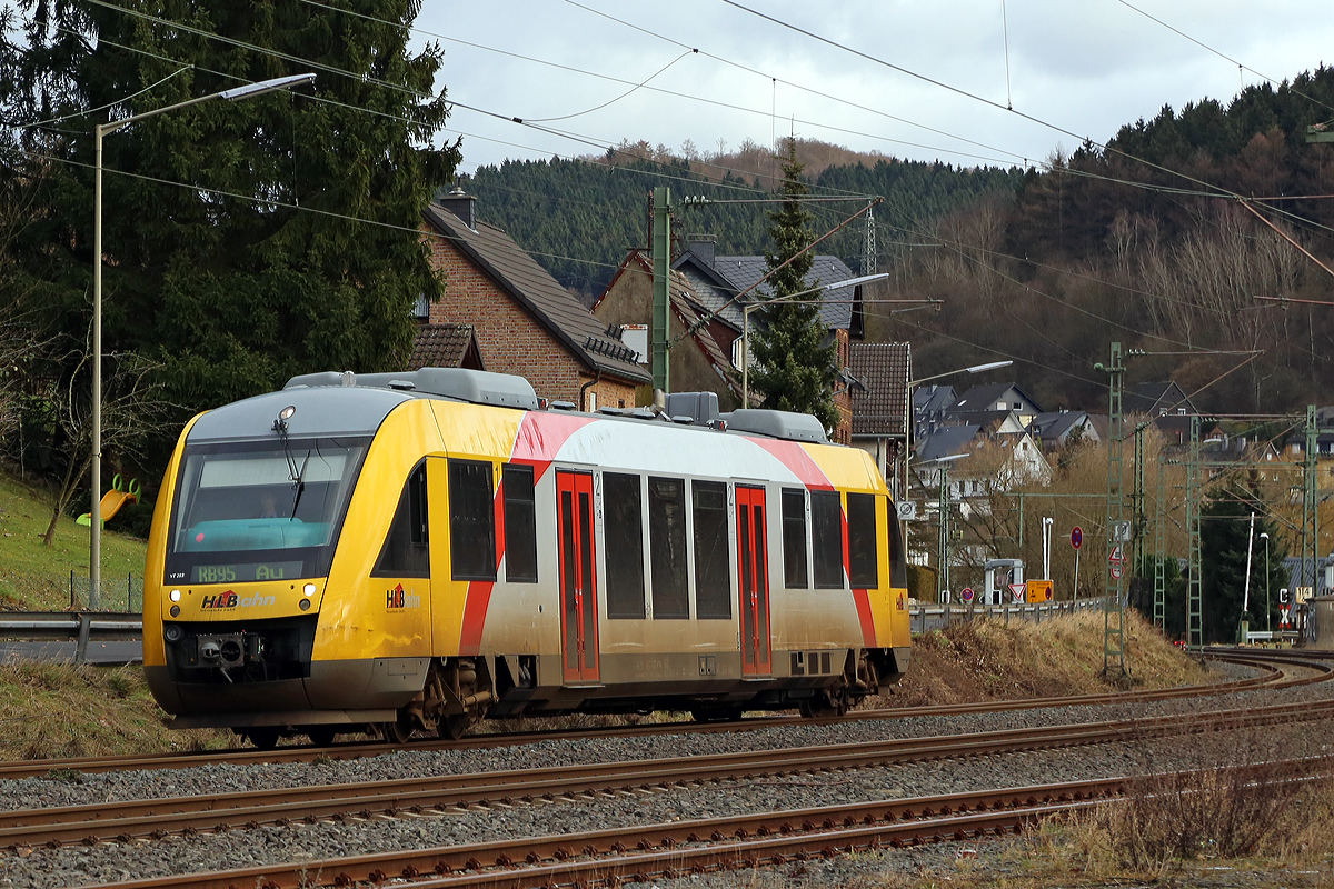 
Der VT 203 (95 80 0640 103-7 D-HEB), ein Alstom Coradia LINT 27 der HLB, ex vectus VT 203, fährt am 10.01.2015 als RB 95   Sieg-Dill-Bahn   (Dillenburg - Siegen - Au/Sieg) und erreicht gleich den Hp Brachbach.