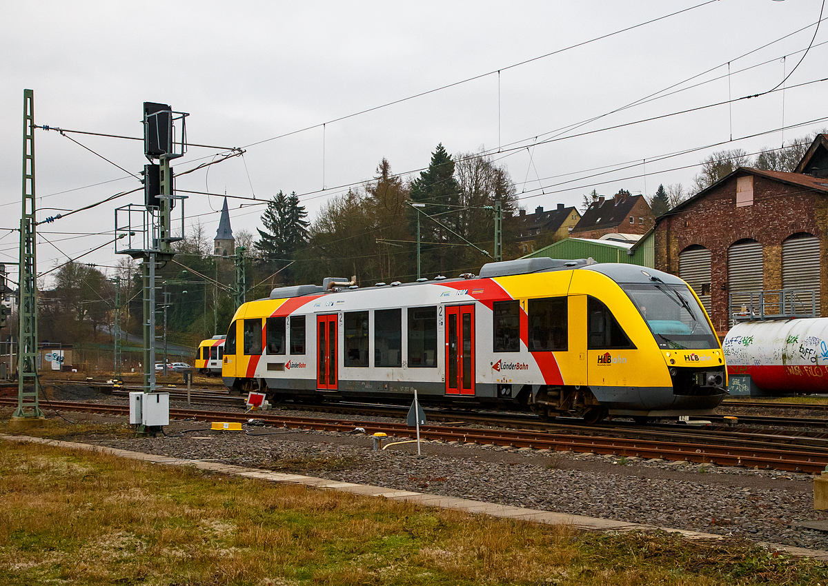 Der VT 203 ABp (95 80 0640 103-7 D-HEB), ein Alstom Coradia LINT 27 der HLB, ex vectus VT 203, verlässt am 14.12.2021, als RB 90 (Umlauf 61717)  Westerwald-Sieg-Bahn  (Betzdorf/Sieg – Au/Sieg - Altenkirchen) den Bahnhof Betzdorf/Sieg.

Der Alstom Coradia LINT 27 wurde 2004 von Alstom (vormals Linke-Hofmann-Busch GmbH (LHB) in Salzgitter unter der Fabriknummer 1187-003 gebaut und an die vectus Verkehrsgesellschaft mbH, mit dem Fahrplanwechsel am 14.12.2014 wurden alle Fahrzeuge der vectus nun Eigentum der HLB.