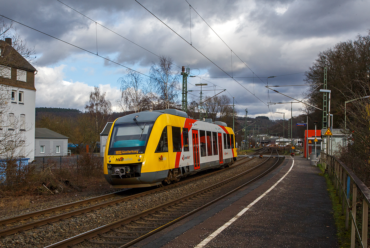 Der VT 205 Abp (95 80 0640 105-2 D-HEB), in Alstom Coradia LINT 27 der HLB (Hessische Landesbahn) am 05.02.2022, als RB 90  Westerwald-Sieg-Bahn  (Siegen - Au/Sieg – Altenkirchen - Westerburg) vom Bf Scheuerfeld (Sieg) weiter in Richtung Au (Sieg). 

Der LINT 27 wurde 2004 von Alstom (ex LHB) in Salzgitter-Watenstedt unter der Fabriknummer 1187-005 gebaut und als VT 205 an die vectus Verkehrsgesellschaft mbH geliefert. Mit dem Fahrplanwechsel zum Dezember 2014 wurden alle Fahrzeuge der vectus von der HLB übernommen.
