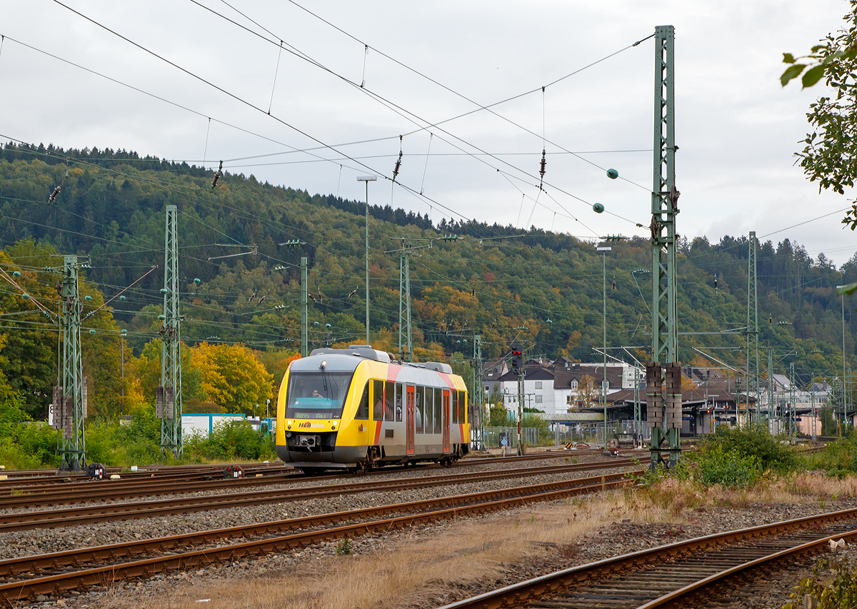 
Der VT 207 ABp (95 80 0640 107-8 D-HEB) ein Alstom Coradia LINT 27 der HLB (Hessische Landesbahn), ex VT 207 der vectus, fährt am 04.10.2015 vom Bahnhof Betzdorf/Sieg, als RB 95  Sieg-Dill-Bahn  (Dillenburg - Siegen - Au/Sieg), weiter in Richtung Au/Sieg. 

Einen lieben Gruß an den netten Triebwagenführer zurück. 

Eine Entschuldigung von mir an alle netten Tf von mir: Leider sehe ich nicht immer gleich Eure netten Grüße durch den Sucher, zudem fällt es mir schwer eine Hand von meiner Kamera zu nehmen. Ich freue mich aber über Eure Grüße immer wieder sehr, auch wenn ich sie erst später am PC sehe ;-)))