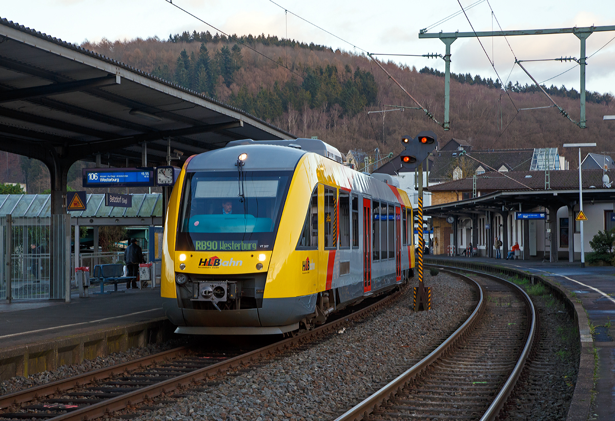 
Der VT 207 ABp (95 80 0640 107-8 D-HEB) ein Alstom Coradia LINT 27 der HLB (Hessische Landesbahn), ex VT 207 der vectus, am 23.12.2015 beim Halt im Bahnhof Betzdorf/Sieg. Der Dieseltriebwagen fährt als RB 90  Westerwald-Sieg-Bahn  (HLB 61727) die Verbindung Siegen - Betzdorf/Sieg - Au/Sieg - Altenkirchen/Ww - Westerburg.

Der Treibwagen wurde 2004 von Alstom (LHB) in Salzgitter unter der Fabriknummer 1187-007 gebaut.