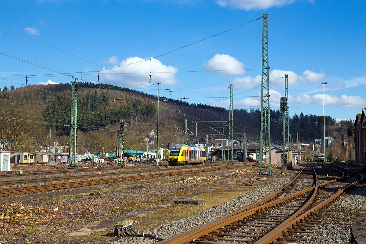 
Der VT 208 ABp (95 80 0640 108-6 D-HLB) ein Alstom Coradia LINT 27 der HLB Hessenbahn fährt am 04.04.2015 als RB 95  Sieg-Dill-Bahn  (Dillenburg - Siegen - Au/Sieg) vom Bahnhof Betzdorf/Sieg weiter in Richtung Au/Sieg.

Wer meine Bilder aus Betzdorf/Sieg kennt, der weiß dass es sich hier sehr gelichtet hat. Eine solche Aufnahme war vor Tagen hier noch nicht möglich, der Treibwagen wäre von Büschen verdeckt. Alle Sträucher, Büsche und Bäume im und am Gleisbereich sind weg. Der Bahnhof bekommt wieder bald sein Gleis 107 zurück. Aber auch der stillgelegte Abstellbereich wird reaktiviert. 
Ich bin gespannt was sich in der nächsten Zeit hier noch ändert. Für mich ist Betzdorf mein „Hauptbahnhof“ (auch wenn er kein Hbf ist), ich hoffe das er bald noch mehr aufgewertet wird.
