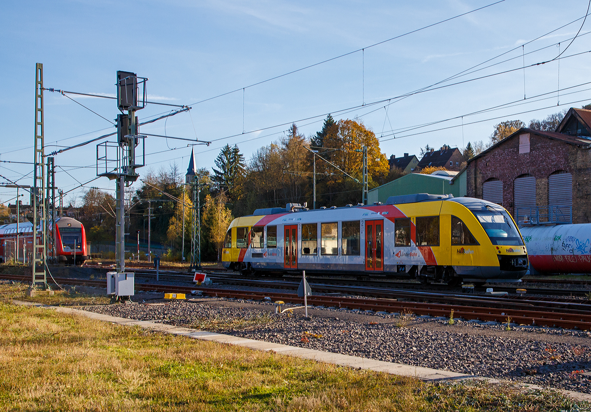 Der VT 208 ABp (95 80 0640 108-6 D-HLB), ein Alstom Coradia LINT 27 der HLB, ex vectus VT 208, erreicht am 09.11.2021, als RB 90  Westerwald-Sieg-Bahn  (Altenkirchen- Au - Betzdorf) den Ziel-Bahnhof Betzdorf (Sieg). Kurz drauf fährt er wieder Fahrplanmäßig in Gegenrichtung los.

Der Alstom Coradia LINT 27 wurde 2004 von Alstom (LHB) in Salzgitter unter der Fabriknummer 1187-008 für die vectus Verkehrsgesellschaft mbH gebaut, mit dem Fahrplanwechsel am 14.12.2014 wurden alle Fahrzeuge der vectus nun Eigentum der HLB.