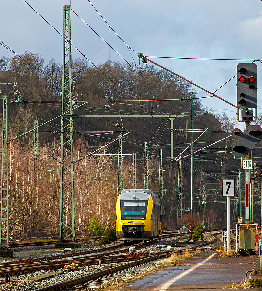 
Der VT 209 (95 80 0640 109-4 D-HEB) ein  Alstom Coradia LINT 27 der HLB (Hessische Landesbahn),  ex VT 209 der Vectus, erreicht nun bald (31.01.2015), als RB 95  Sieg-Dill.Bahn  Au/Sieg - Siegen - Dillenburg, den Bahnhof Betzdorf/Sieg.