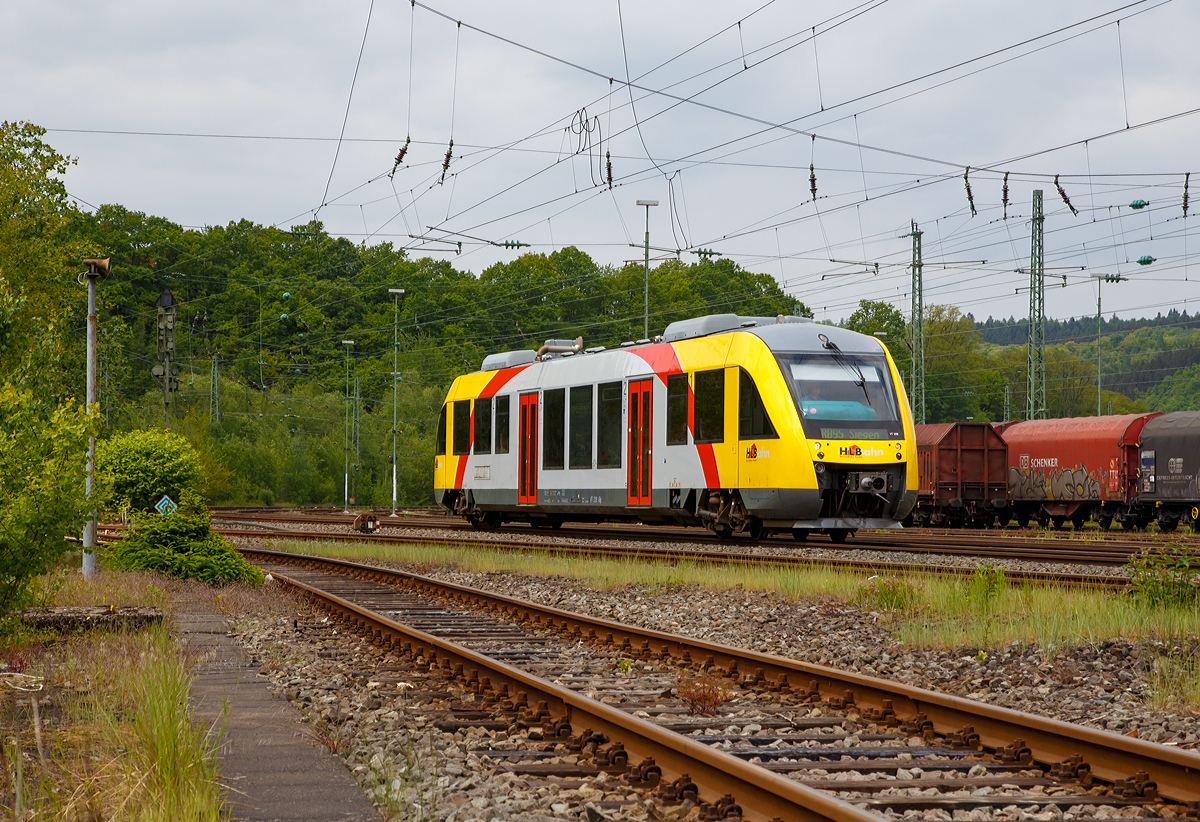 
Der VT 209 ABp (95 80 0640 109-4 D-HEB) ein Alstom Coradia LINT 27 der HLB (Hessische Landesbahn) erreicht nun bald (17.05.2015), als RB 95  Sieg-Dill-Bahn  (Au/Sieg - Siegen), den Bahnhof Betzdorf/Sieg. 

Der Alstom Coradia LINT 27 wurde 2004 von Alstom (vormals Linke-Hofmann-Busch GmbH (LHB) in Salzgitter unter der Fabriknummer 1187-009 gebaut und an die vectus Verkehrsgesellschaft mbH, mit dem Fahrplanwechsel am 14.12.2014 wurden alle Fahrzeuge der vectus nun Eigentum der HLB.